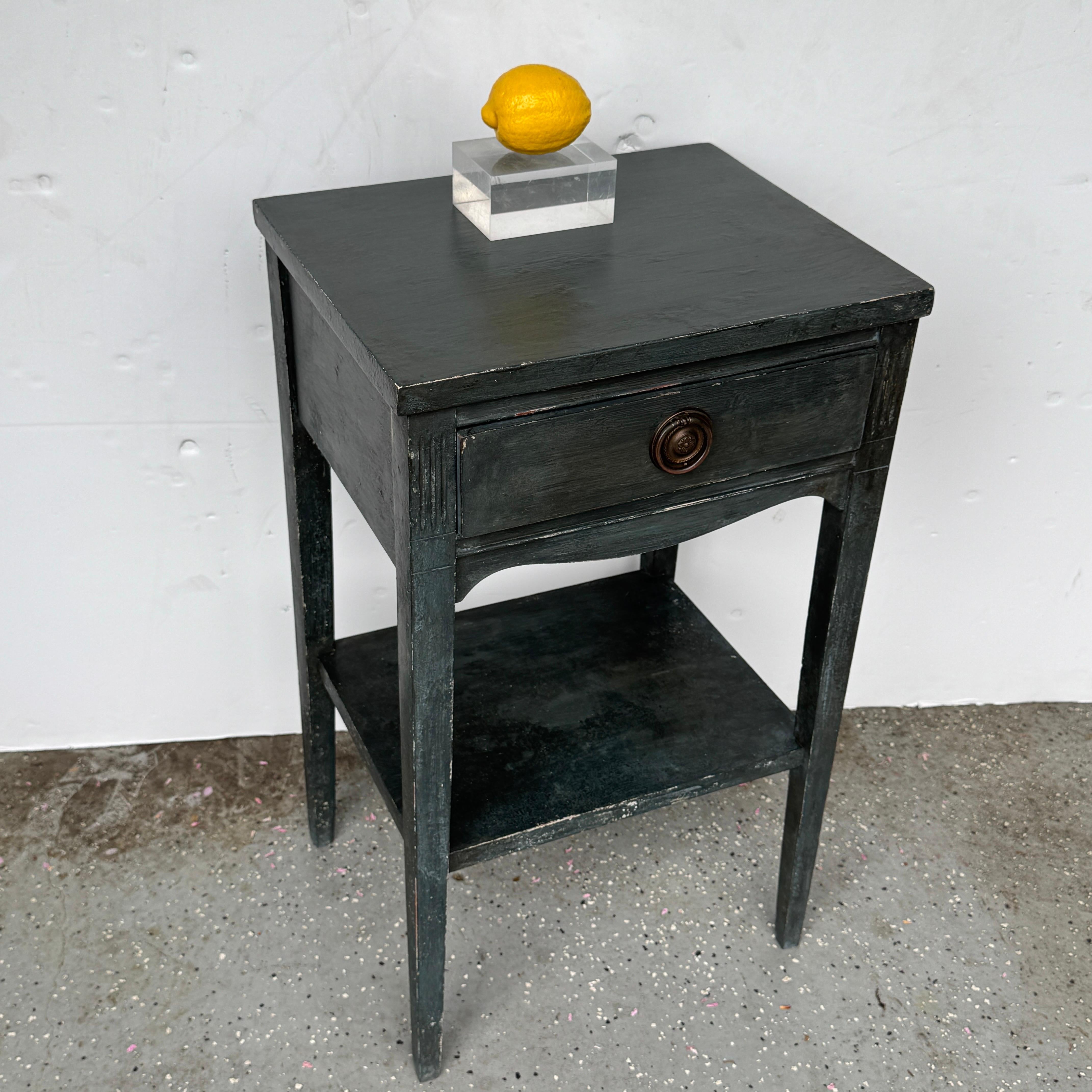 Peint à la main Paire de tables de chevet cannelées peintes en bleu en vente