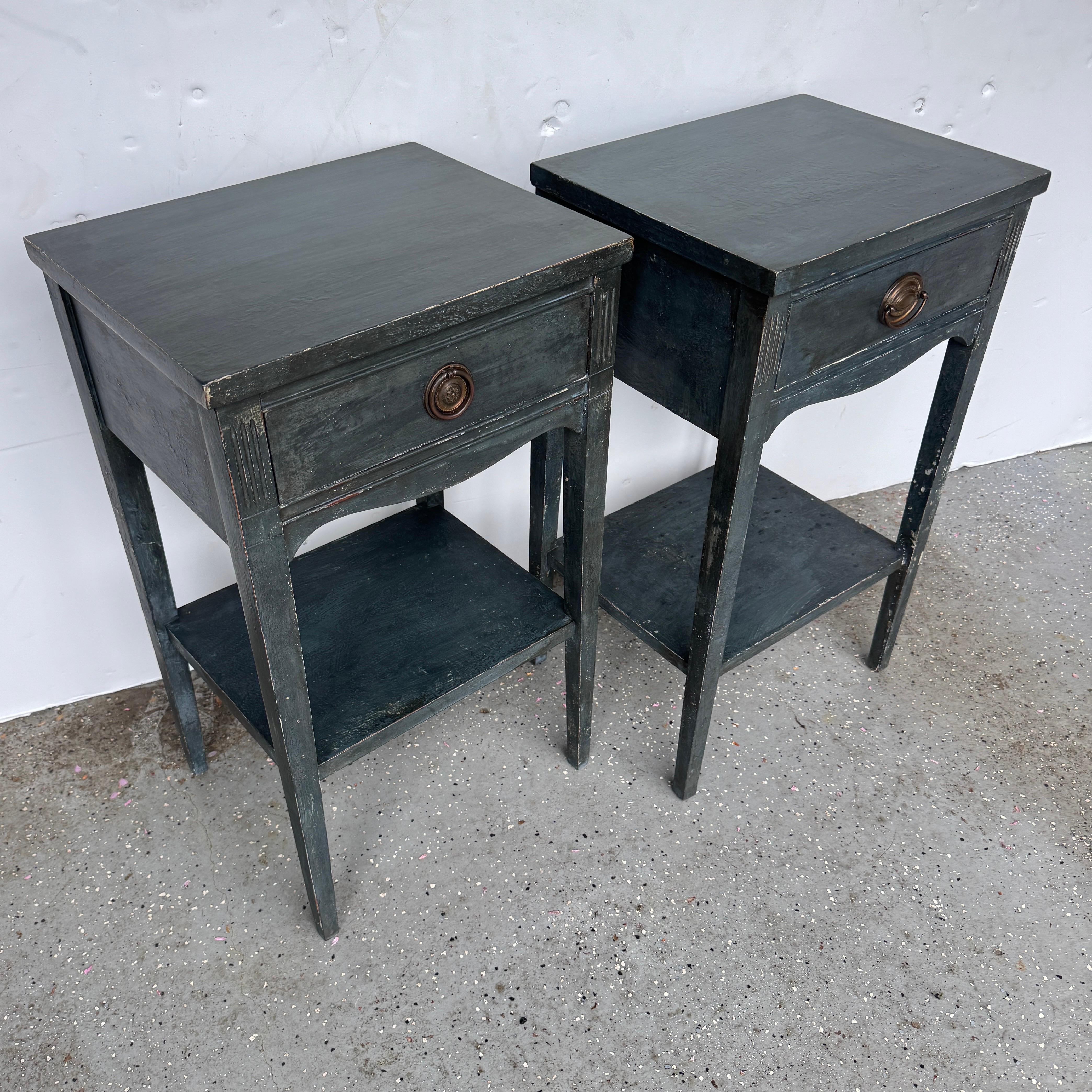 Paire de tables de chevet cannelées peintes en bleu Bon état - En vente à Haddonfield, NJ