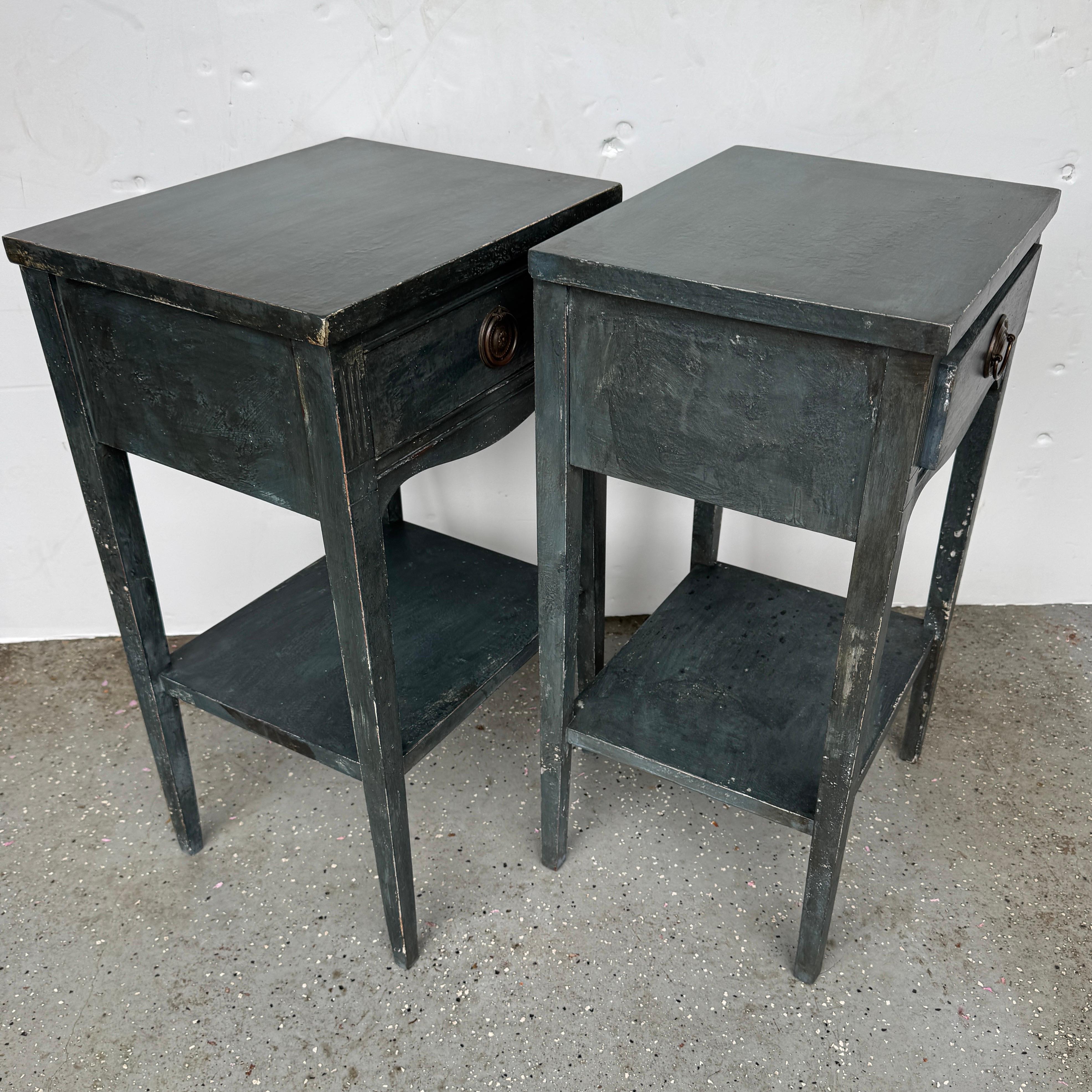 20ième siècle Paire de tables de chevet cannelées peintes en bleu en vente