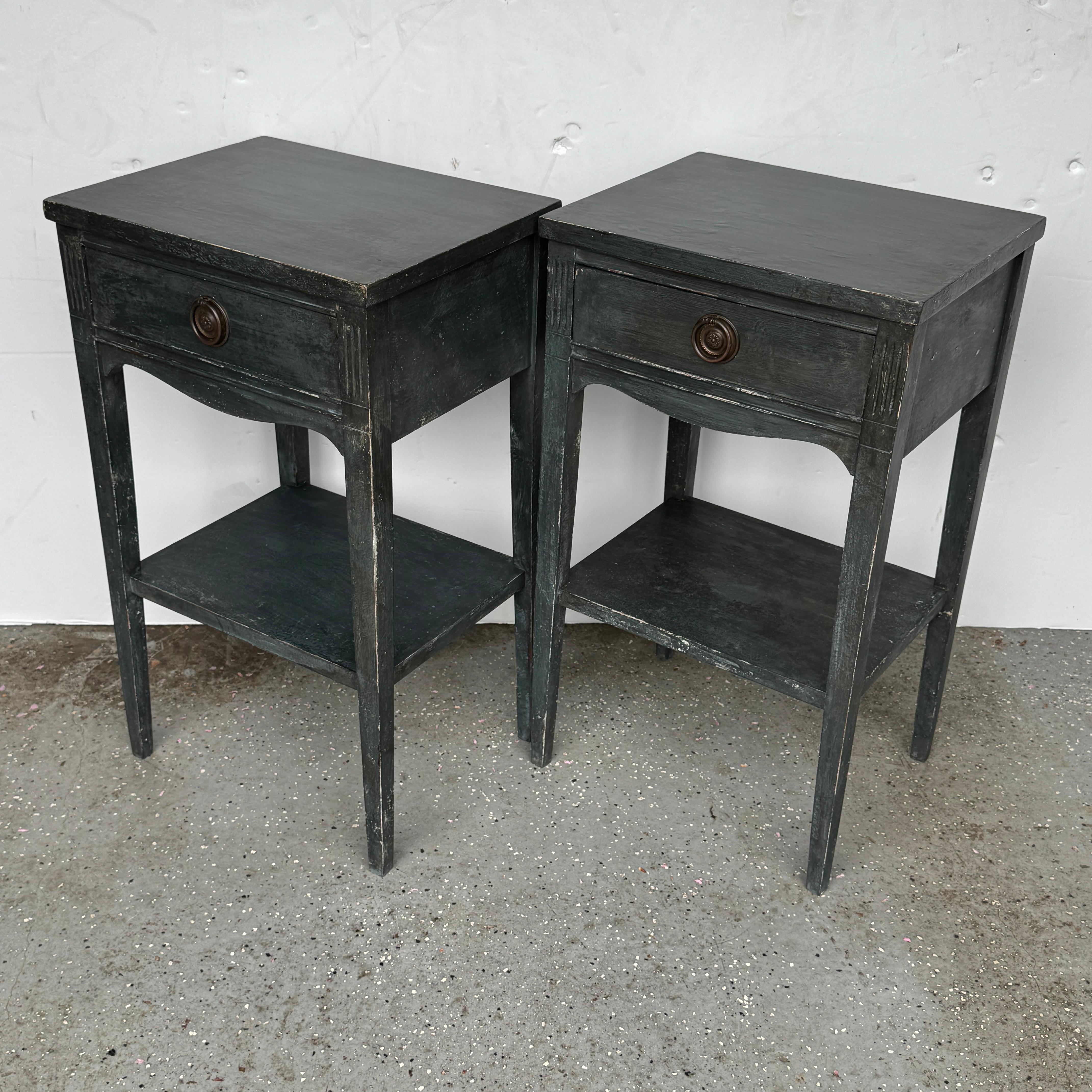 Laiton Paire de tables de chevet cannelées peintes en bleu en vente
