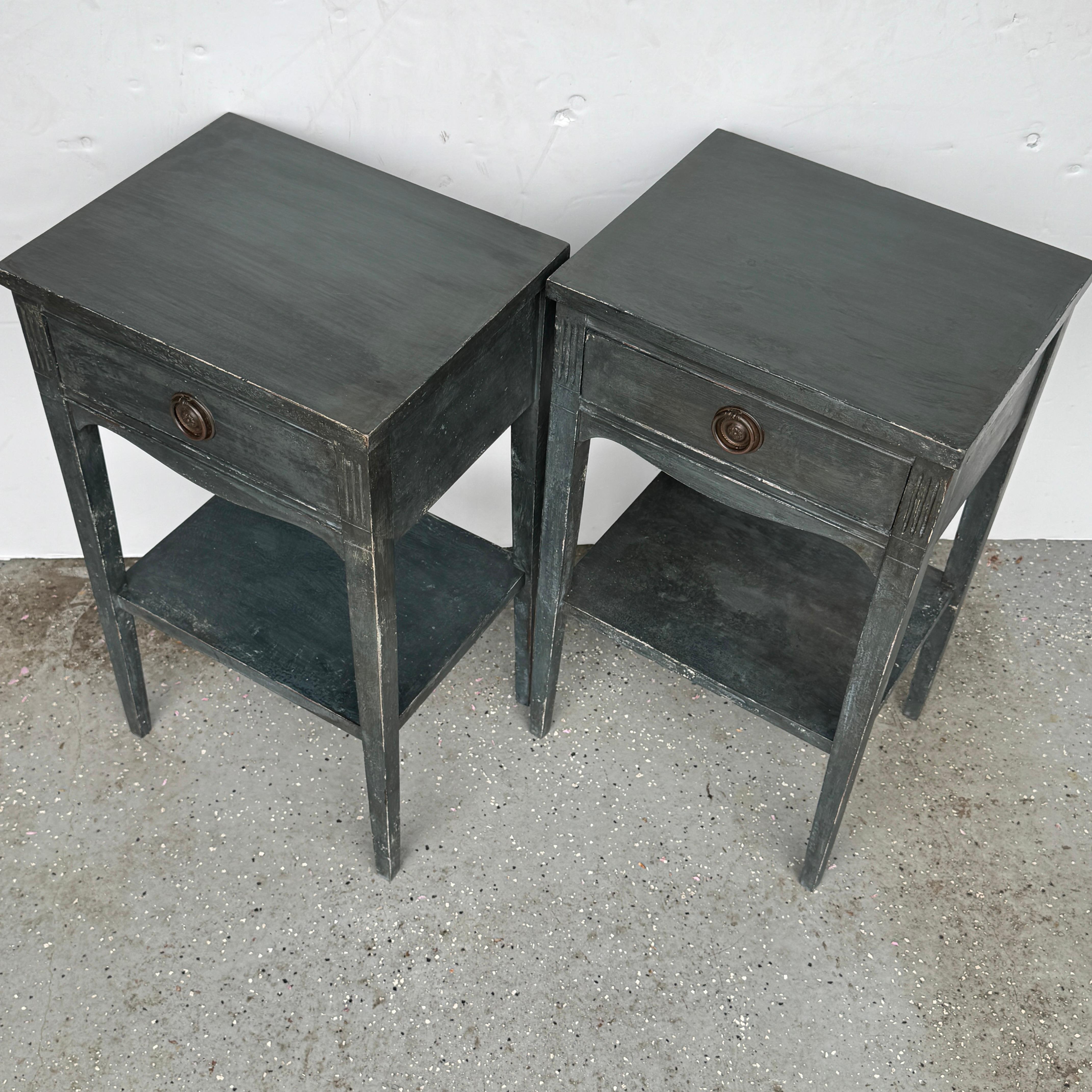Paire de tables de chevet cannelées peintes en bleu en vente 1