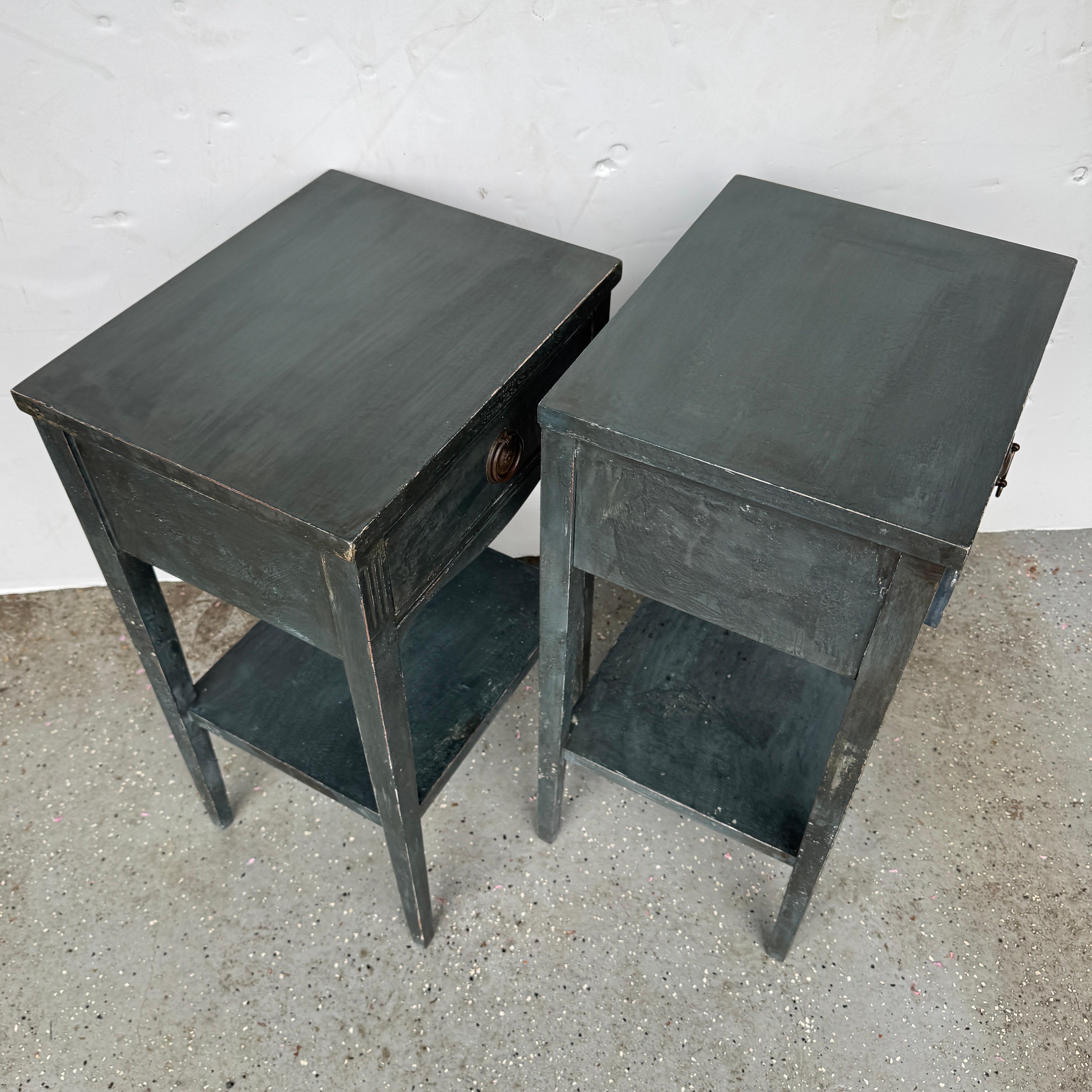 Paire de tables de chevet cannelées peintes en bleu en vente 2