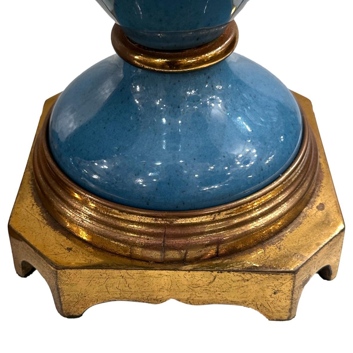 Pareja de lámparas francesas de porcelana azul de la década de 1940 con bases de bronce.

Medidas:
Altura del cuerpo: 21
Diámetro: 6