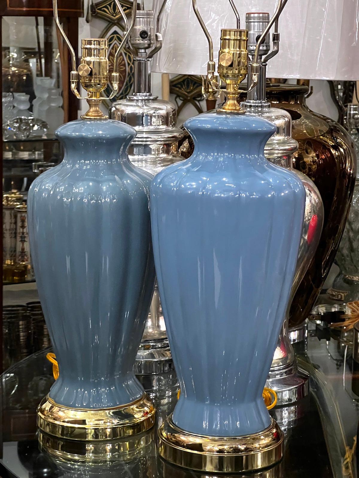 Paire de lampes de table en porcelaine bleu clair, datant des années 1950. 

Mesures :
Hauteur du corps : 16