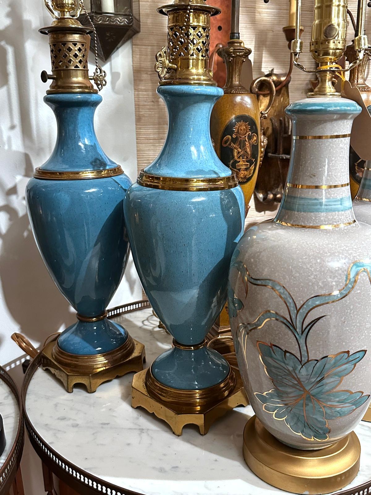 Pareja de lámparas francesas de porcelana azul en Bueno estado para la venta en New York, NY