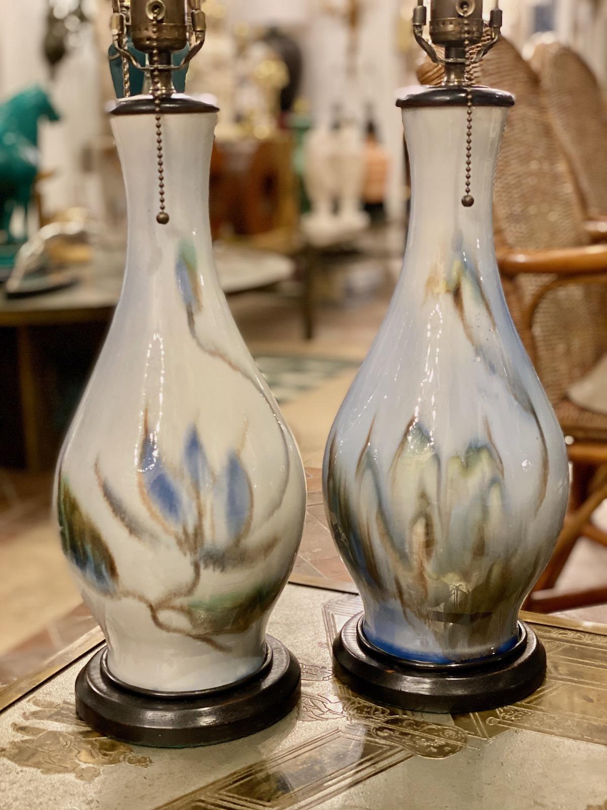 Ébénisé Paire de lampes françaises en porcelaine bleue en vente
