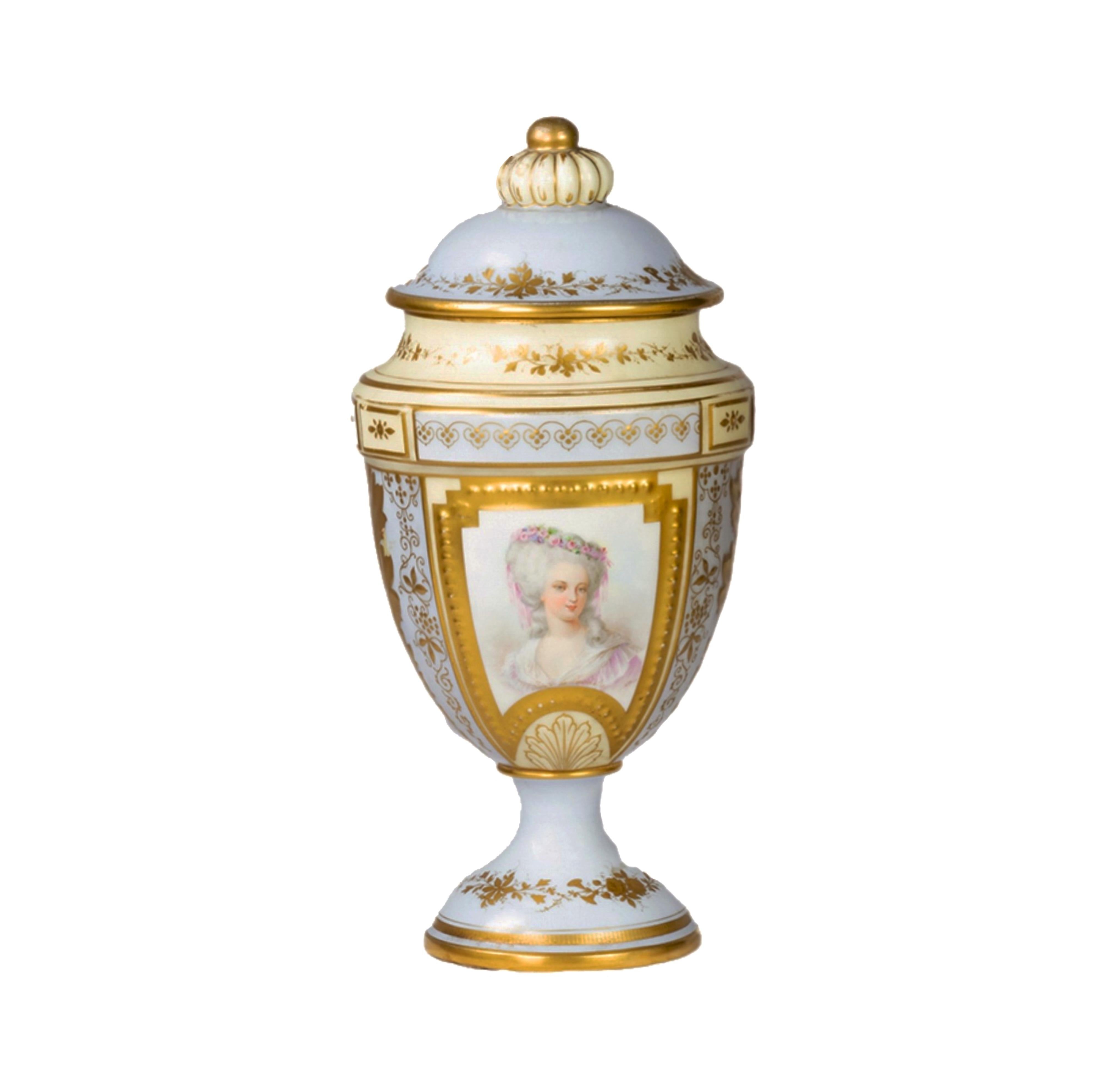 Questa squisita coppia di vasi di Sèvres del XIX secolo presenta un delicato corpo in porcellana azzurra ornato da fregi e fogliami splendidamente incisi.
Il dipinto dorato aggiunge un tocco di eleganza, mentre la parte superiore a forma di zucca