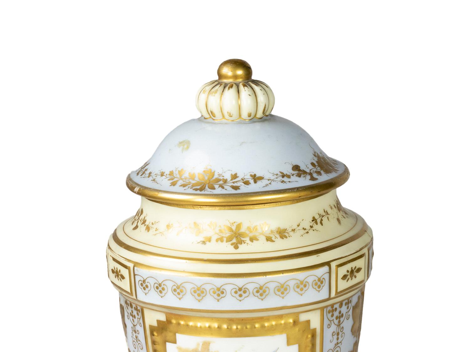 Pair Of French Blue Sèvres Amphore By Château des Tuileries, 19th Century (Napoleon III.) im Angebot