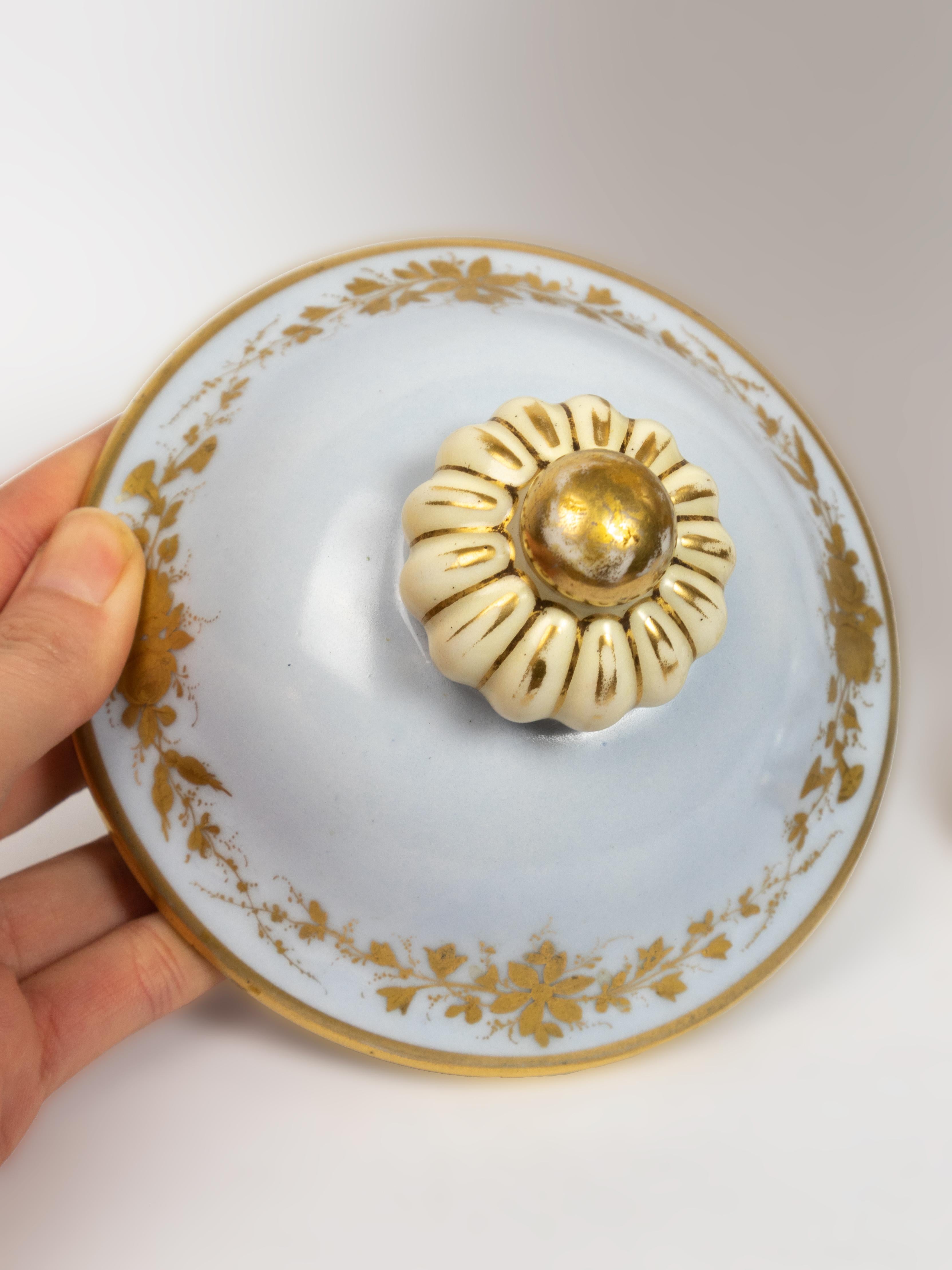 Dipinto a mano Coppia di anfore francesi blu di Sèvres di Château des Tuileries, XIX secolo in vendita