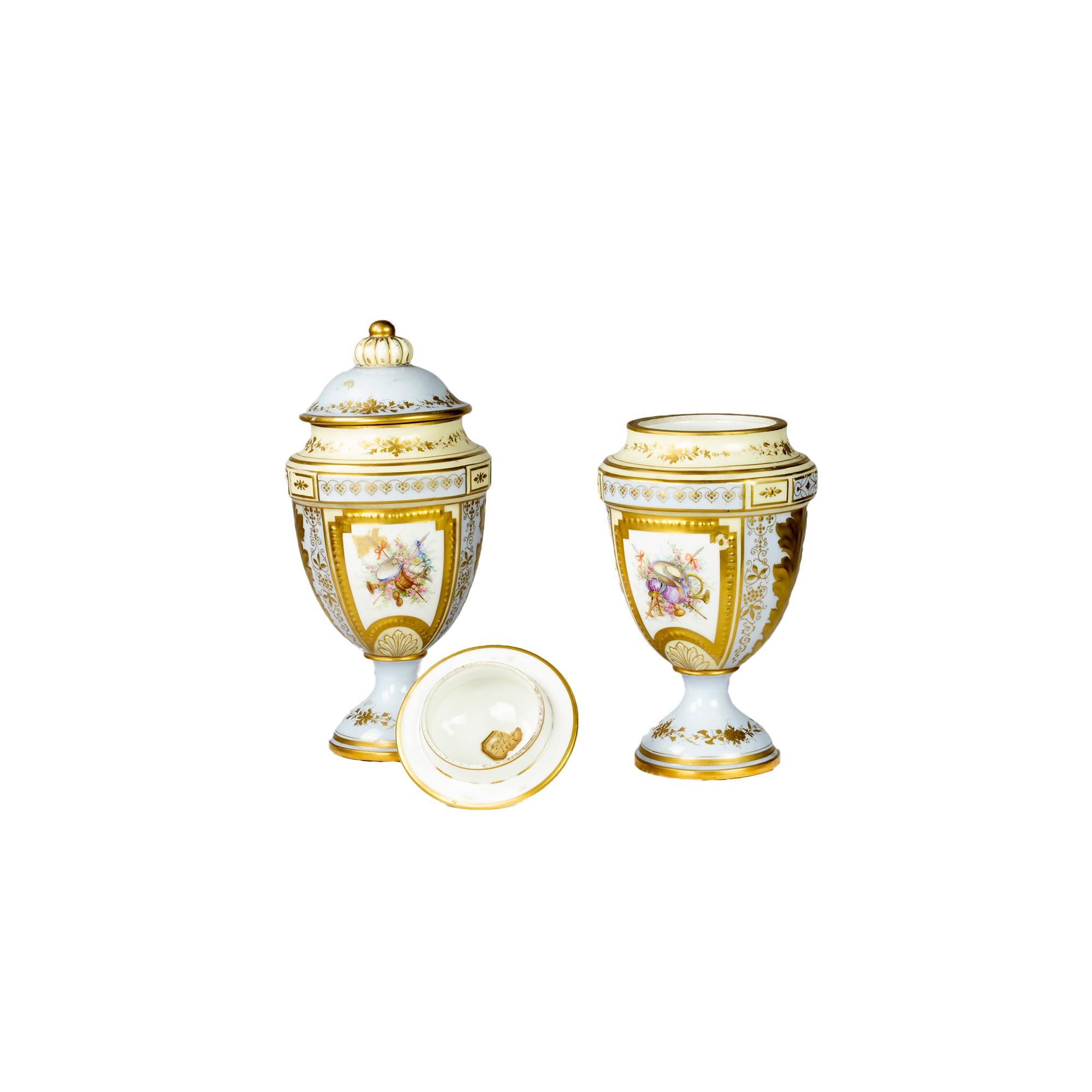 Pair Of French Blue Sèvres Amphore By Château des Tuileries, 19th Century (Handbemalt) im Angebot