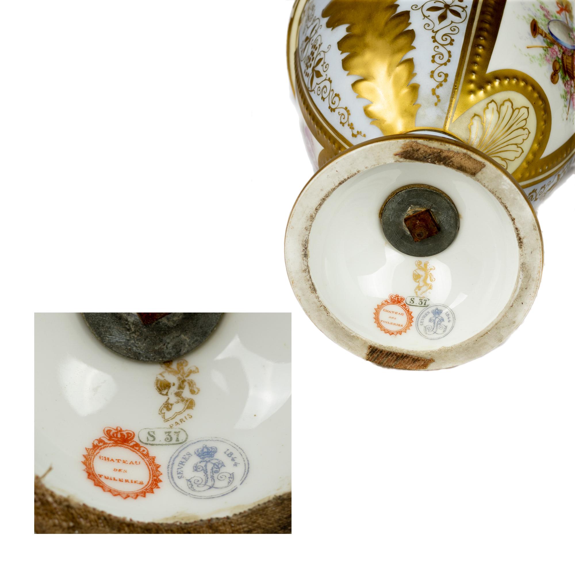 Coppia di anfore francesi blu di Sèvres di Château des Tuileries, XIX secolo In condizioni discrete in vendita a Lisbon, PT