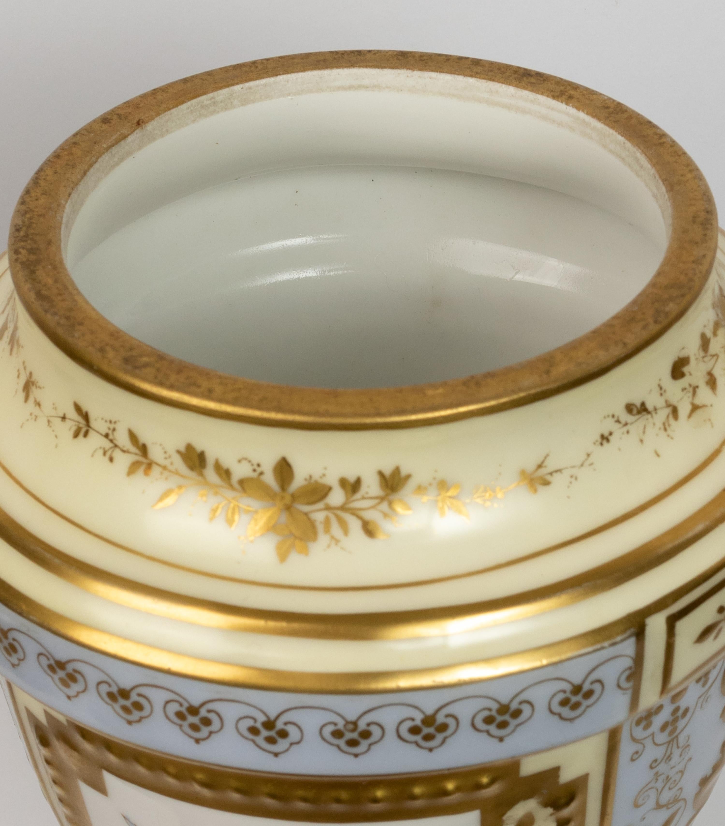 Porcellana Coppia di anfore francesi blu di Sèvres di Château des Tuileries, XIX secolo in vendita