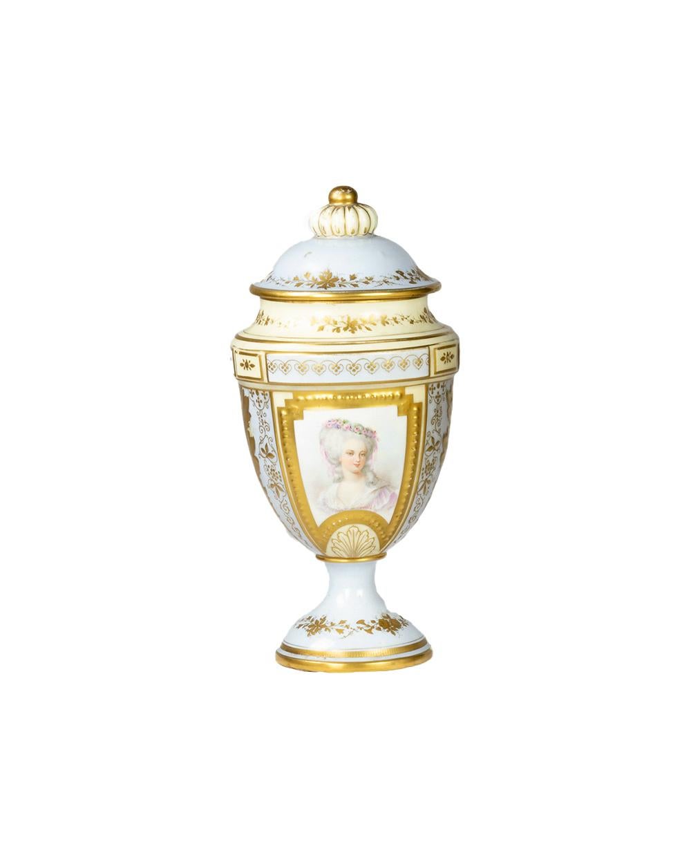 Pair Of French Blue Sèvres Amphore By Château des Tuileries, 19th Century (19. Jahrhundert) im Angebot