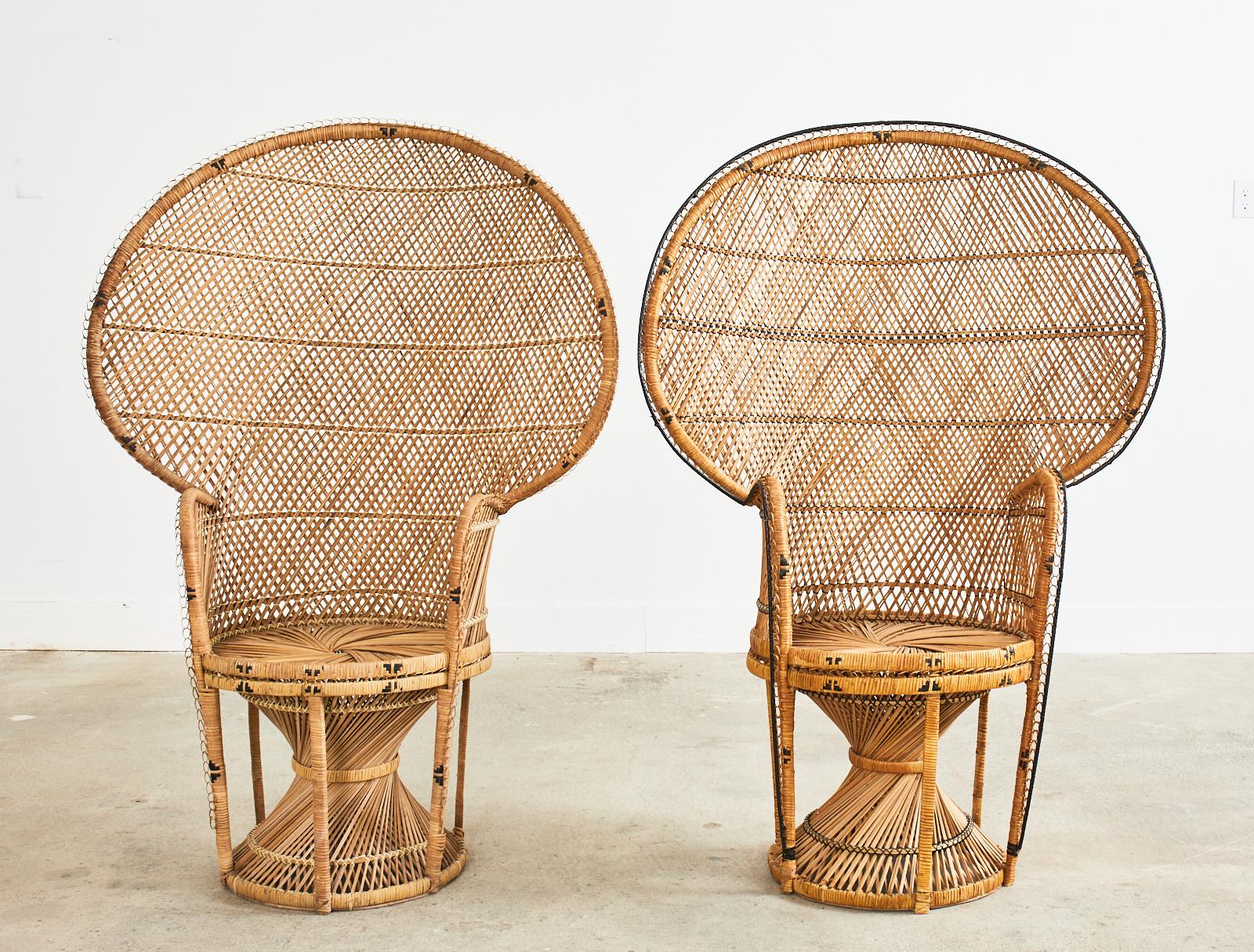 Paar französische böhmische Emmanuelle-Baumwoll- Pfauenstühle aus Korbweide 2