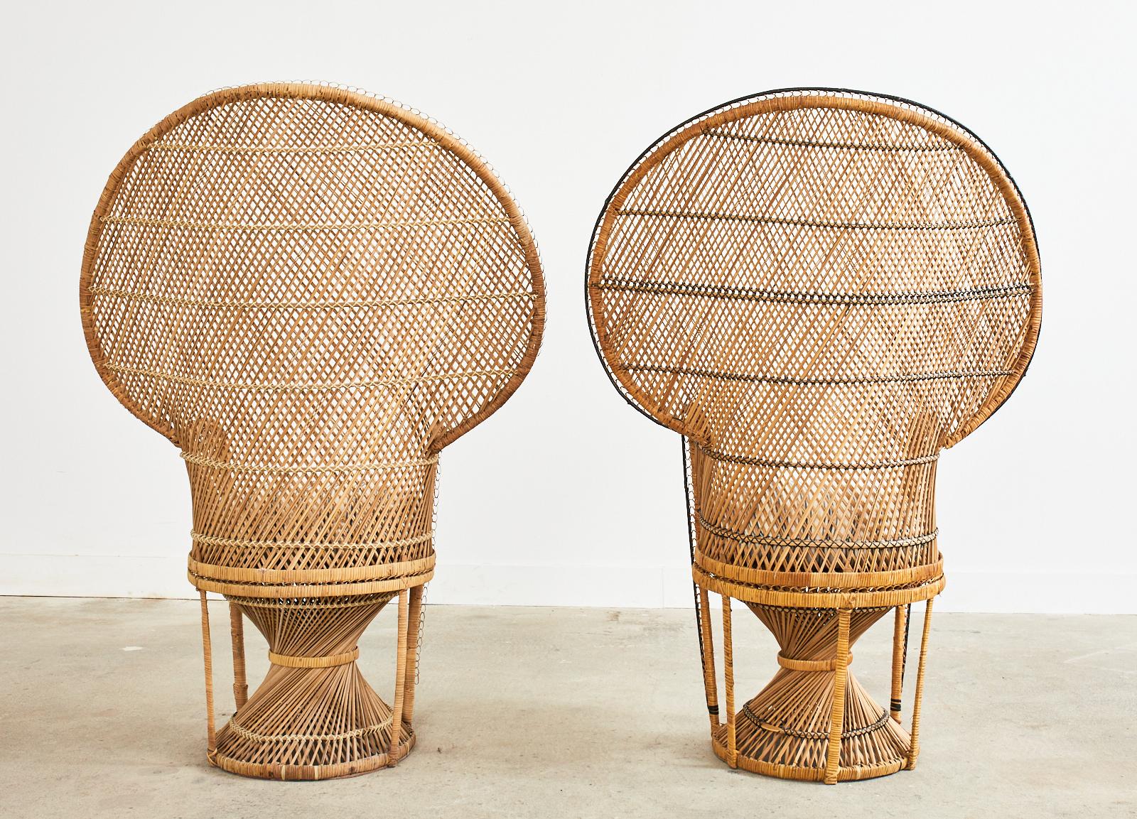 Paar französische böhmische Emmanuelle-Baumwoll- Pfauenstühle aus Korbweide 10
