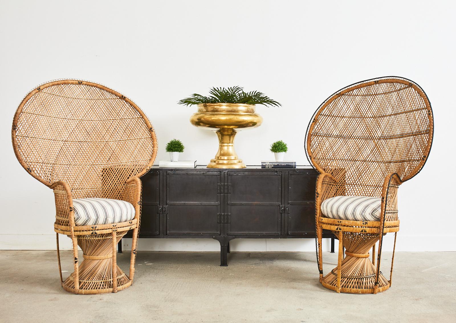 Iconic Mid-Century Modern in der Nähe Paar Französisch Bohemian Emmanuelle Pfau Stühle. Hergestellt aus geflochtenem Rattan mit subtilen Unterschieden im Yin-Yang-Stil. Ein Stuhl hat eine schwarze Umrandung und ein schwarzes Korbgeflecht. Der andere
