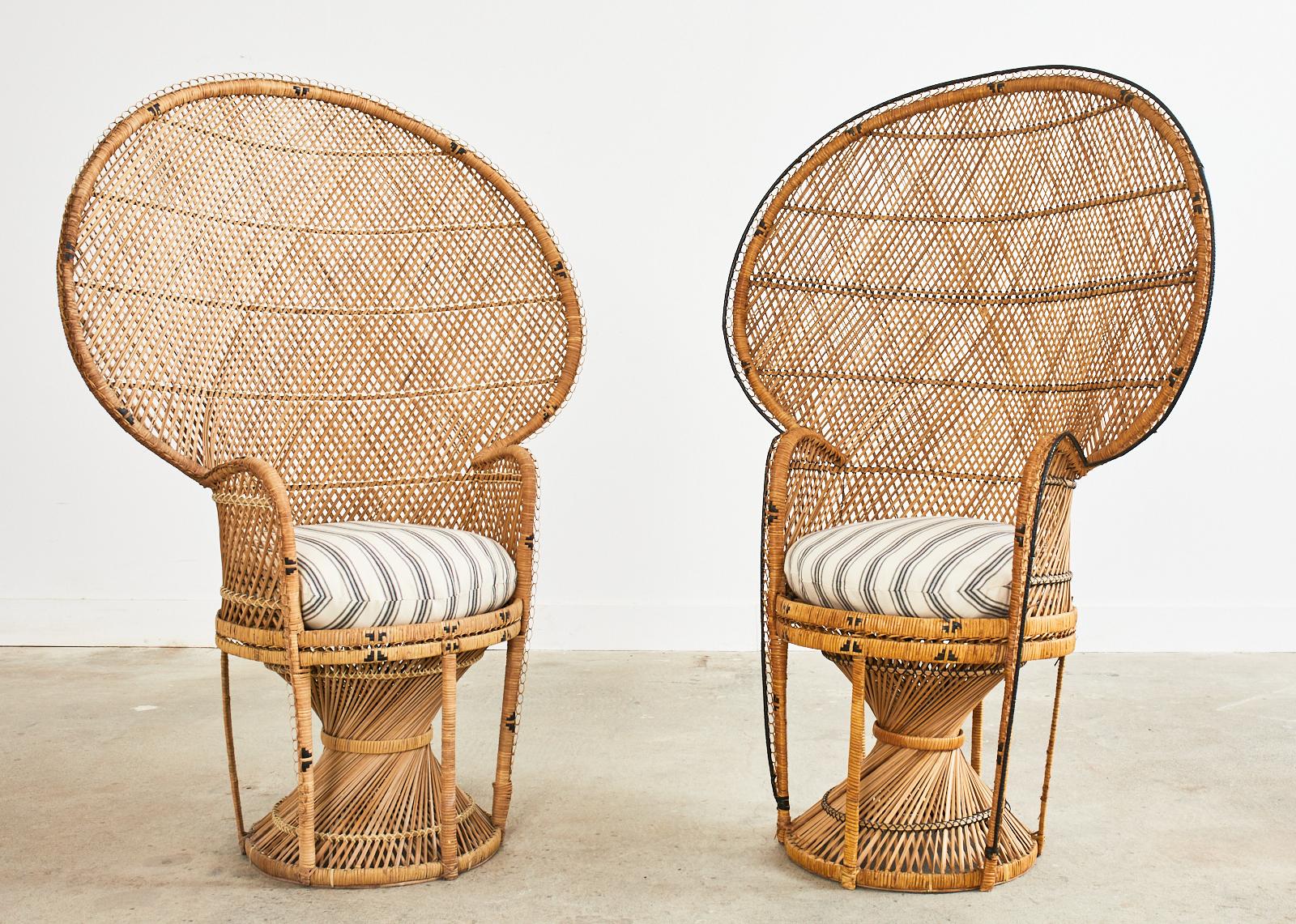 Paar französische böhmische Emmanuelle-Baumwoll- Pfauenstühle aus Korbweide (Moderne der Mitte des Jahrhunderts)