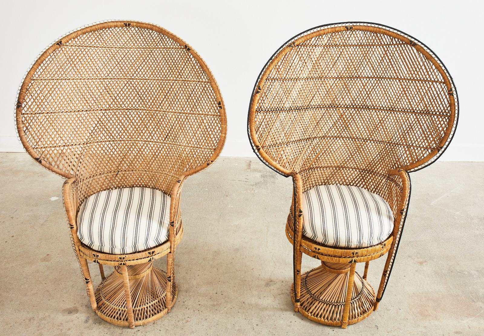Paar französische böhmische Emmanuelle-Baumwoll- Pfauenstühle aus Korbweide (Französisch)