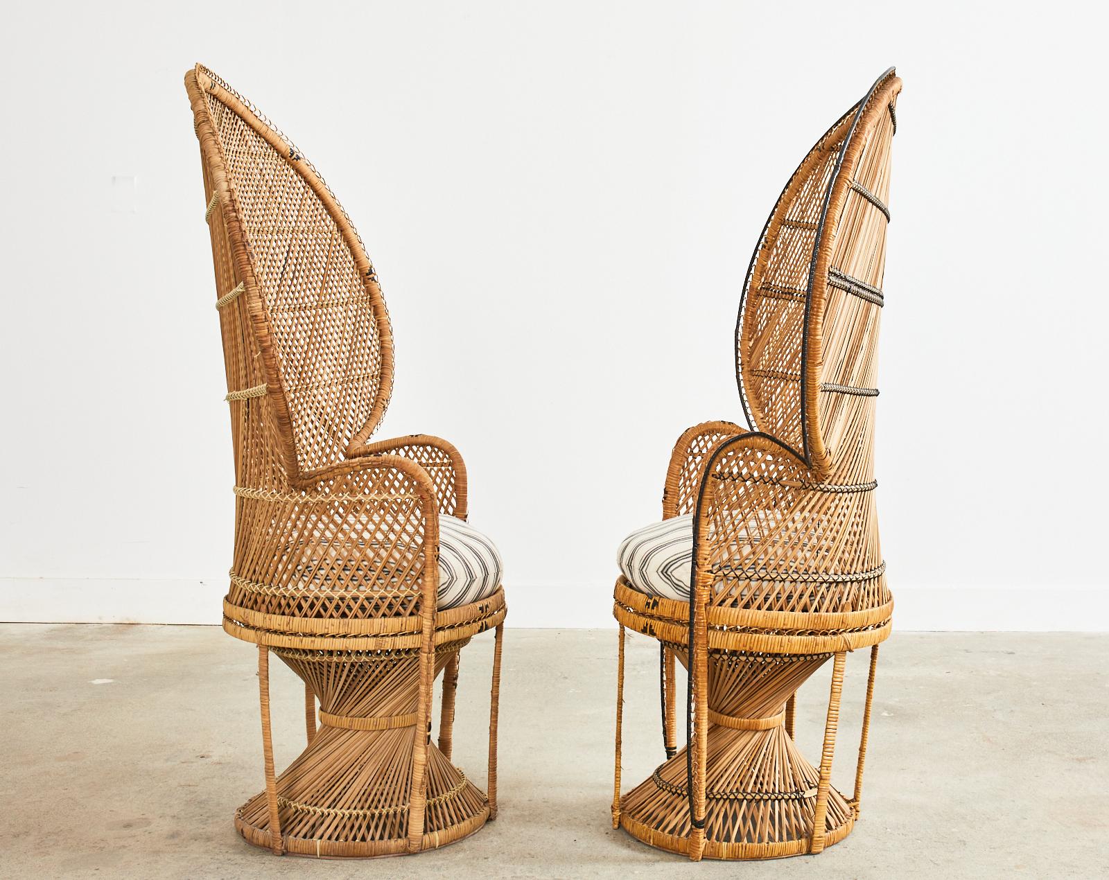 Paar französische böhmische Emmanuelle-Baumwoll- Pfauenstühle aus Korbweide (Handgefertigt)