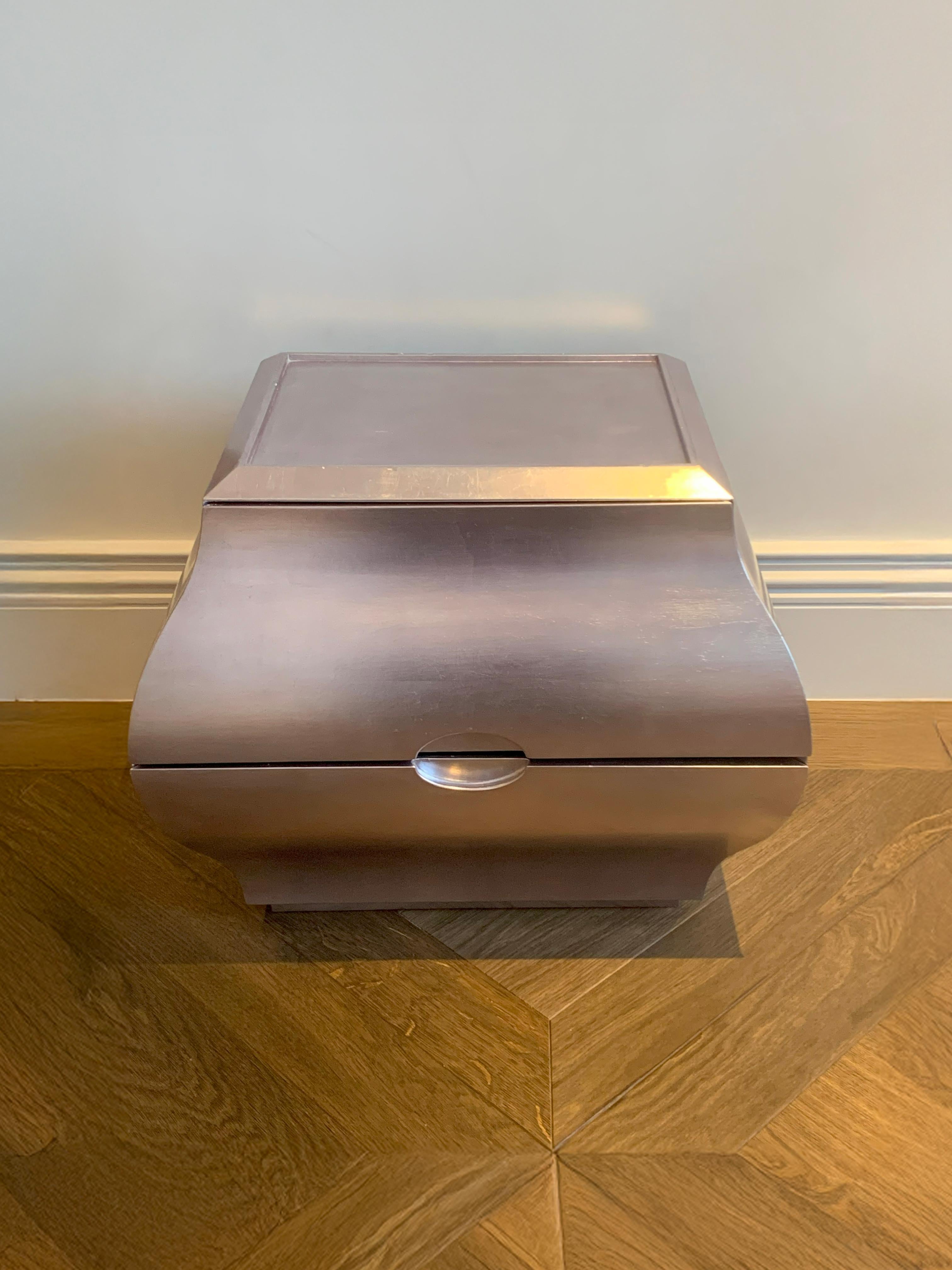 Paire de tables de nuit à bombe de la fin du XXe siècle en France, fabriquées en bois dur et recouvertes d'une couche de dorure métallique rose. Le design fait référence à l'esthétique de James Mont, évidente à la fois dans les contours audacieux et