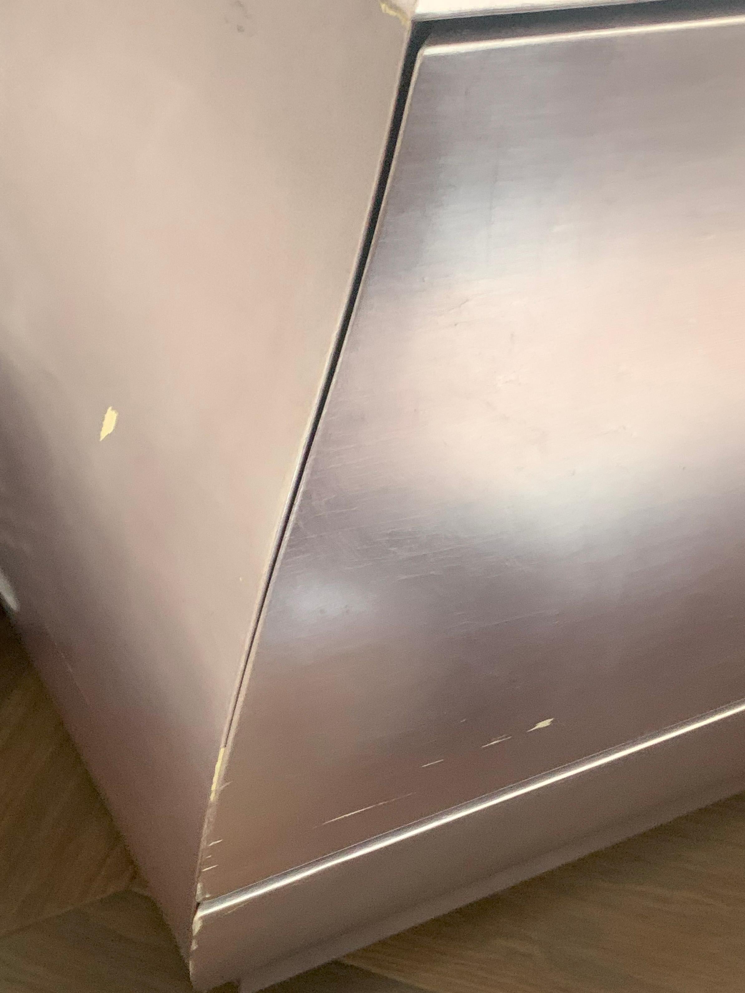 Fin du 20e siècle Paire de tables de chevet à bombes, finition dorée rose métallisée en vente