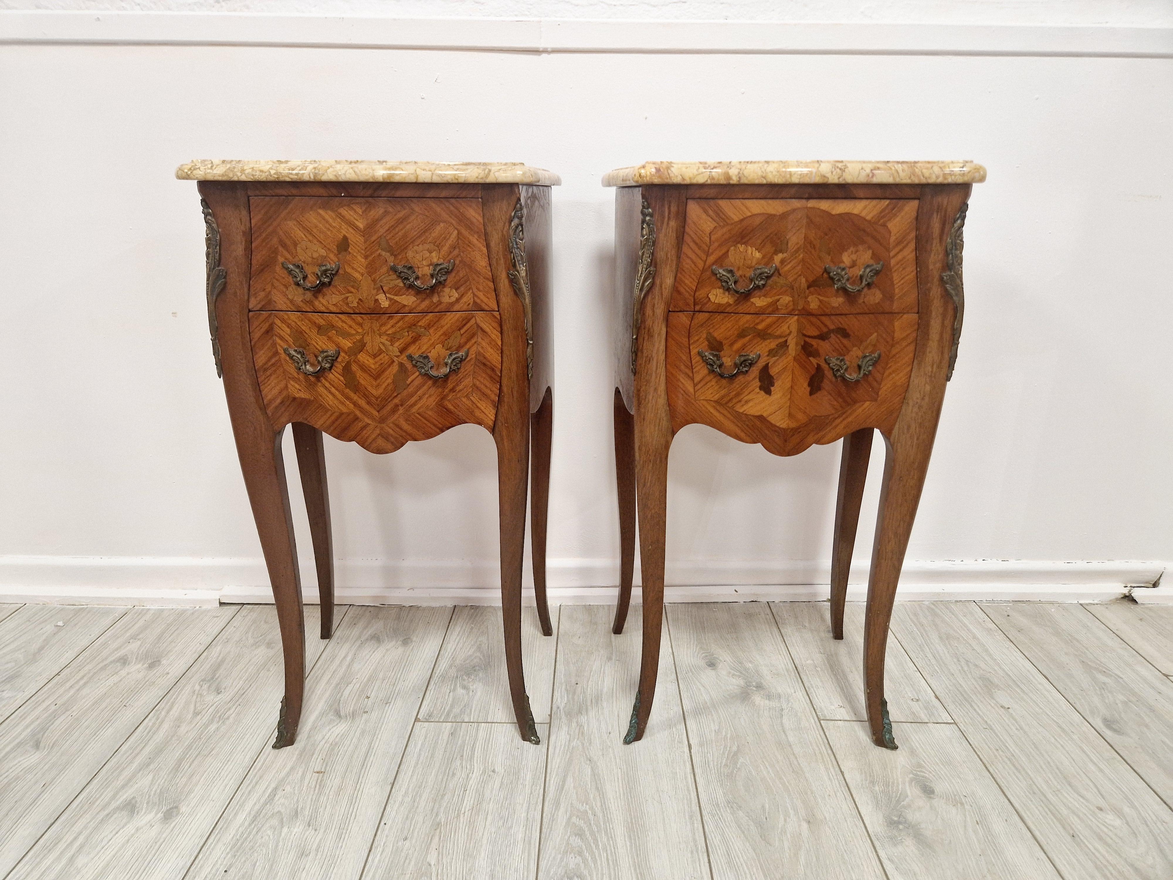 Legno Coppia di comodini francesi a bombe Luigi XV in vendita