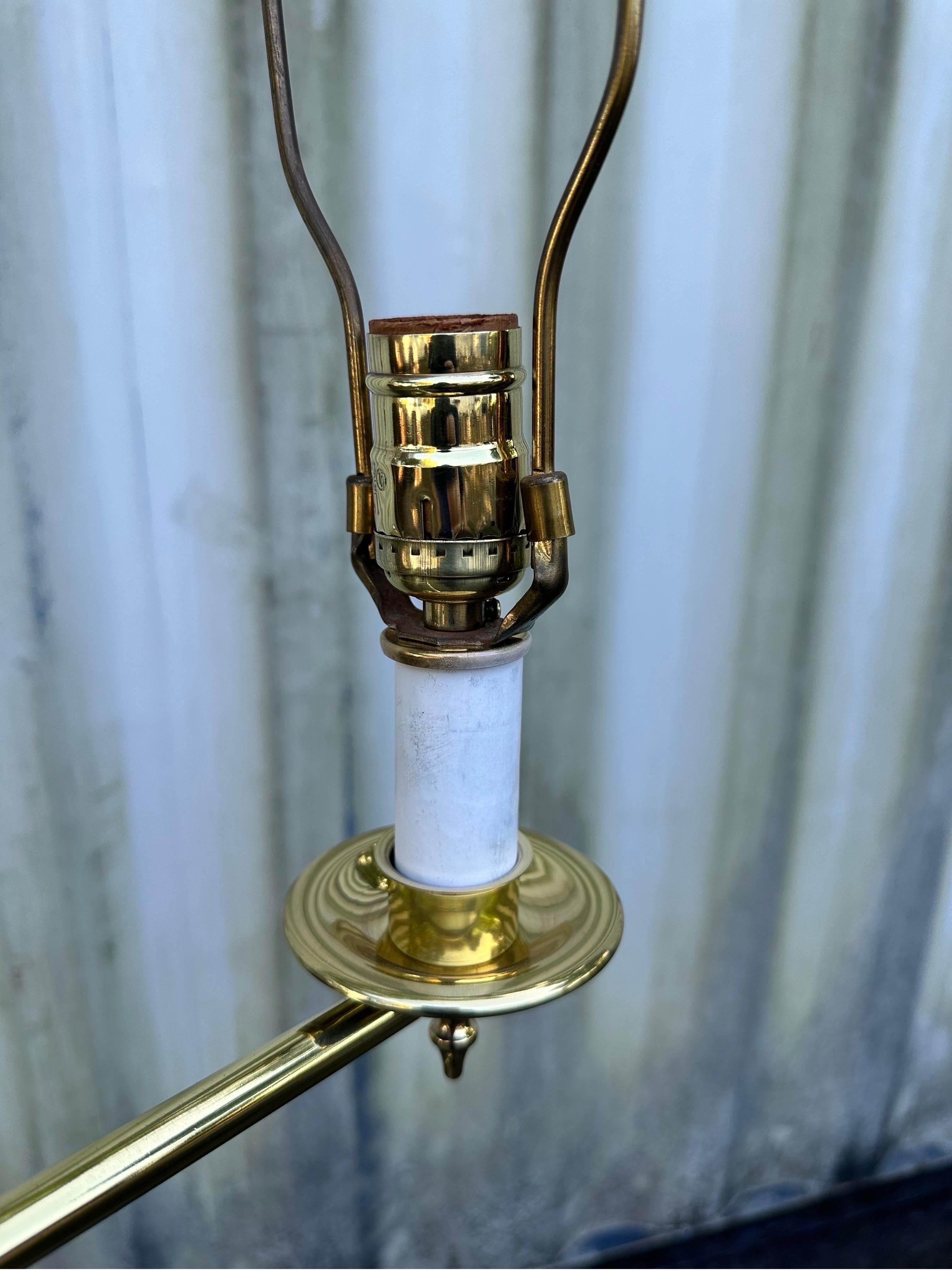 Coppia di lampade da terra francesi in ottone e bronzo regolabili In condizioni buone in vendita a Miami, FL