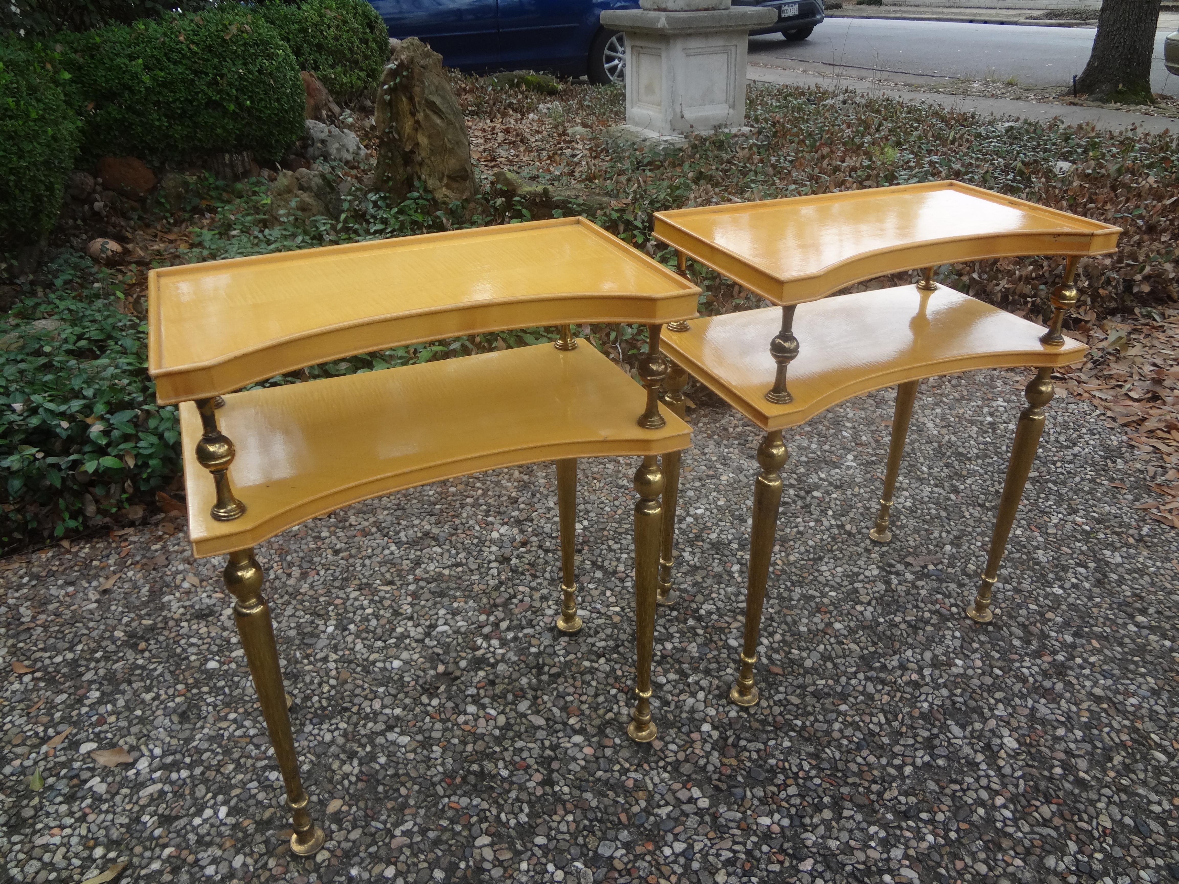 Laiton Paire de tables françaises inspirées par Jacques Adnet en vente