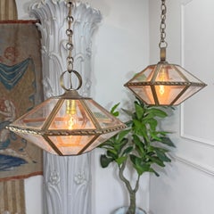 Paar französische Art-Déco-Hängeleuchten aus Messing und Glas