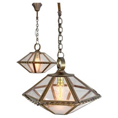 Pareja de lámparas colgantes art déco francesas de latón y cristal