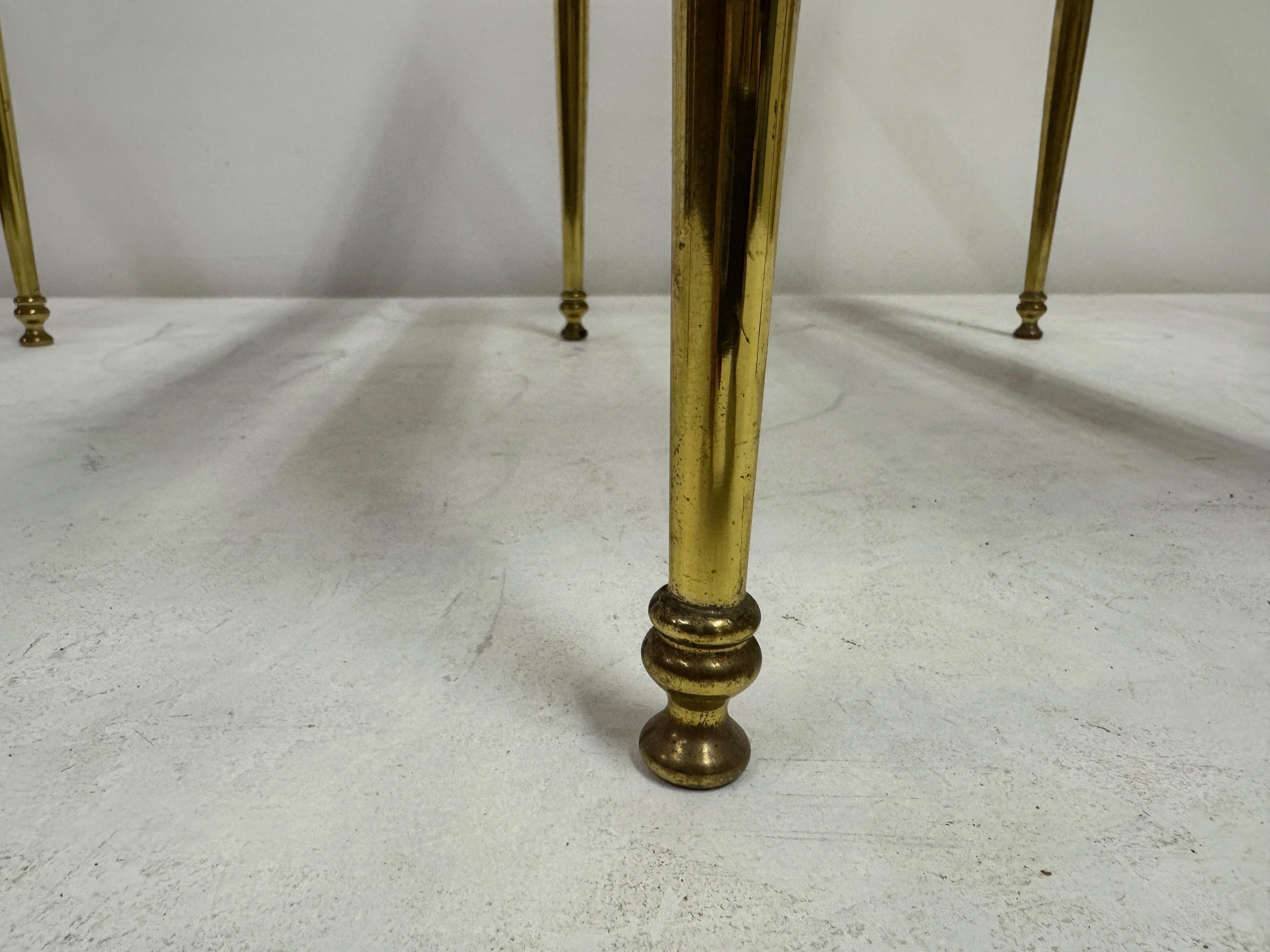 Paire de tables d'appoint françaises en laiton et verre, années 1960 en vente 3