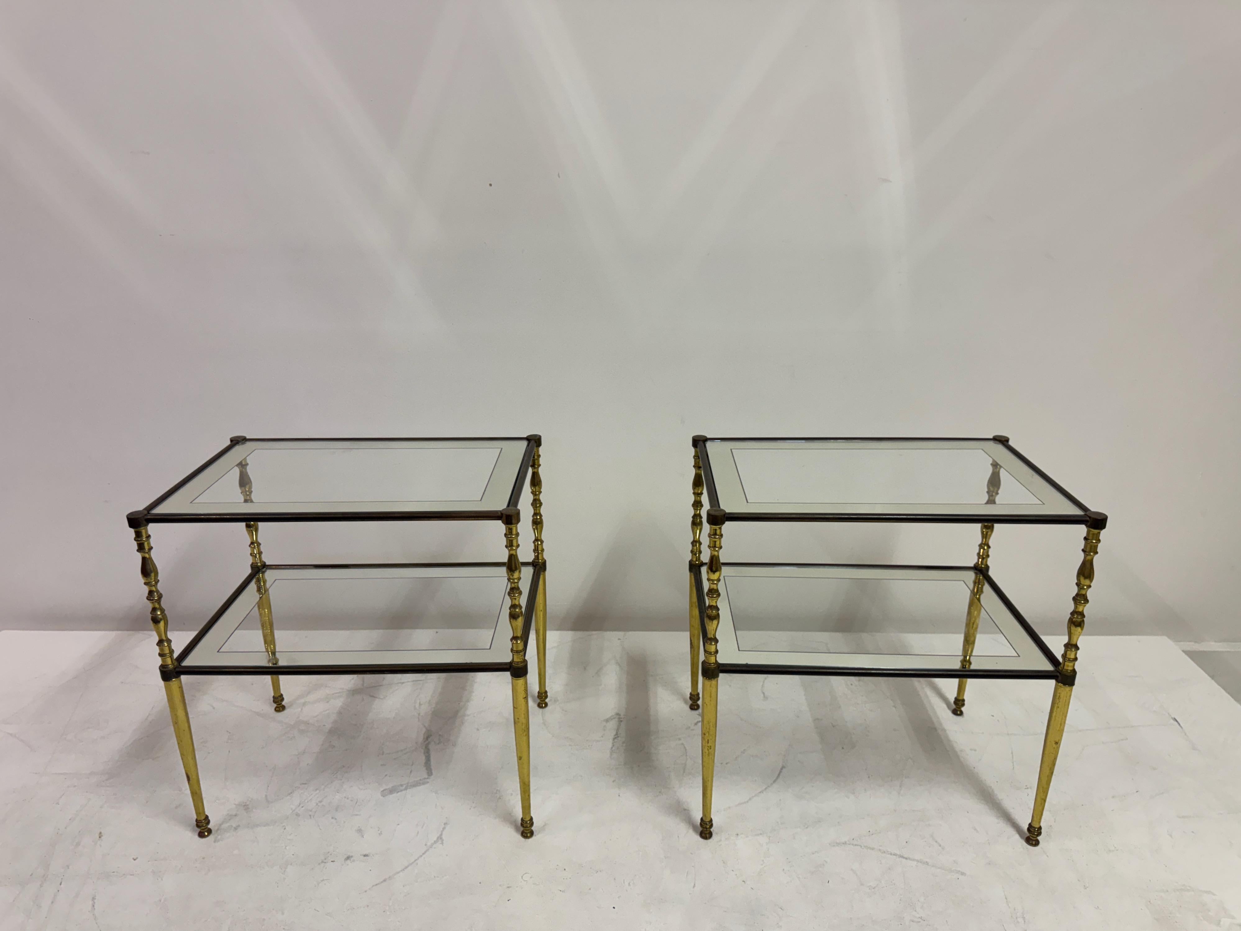 Hollywood Regency Paire de tables d'appoint françaises en laiton et verre, années 1960 en vente