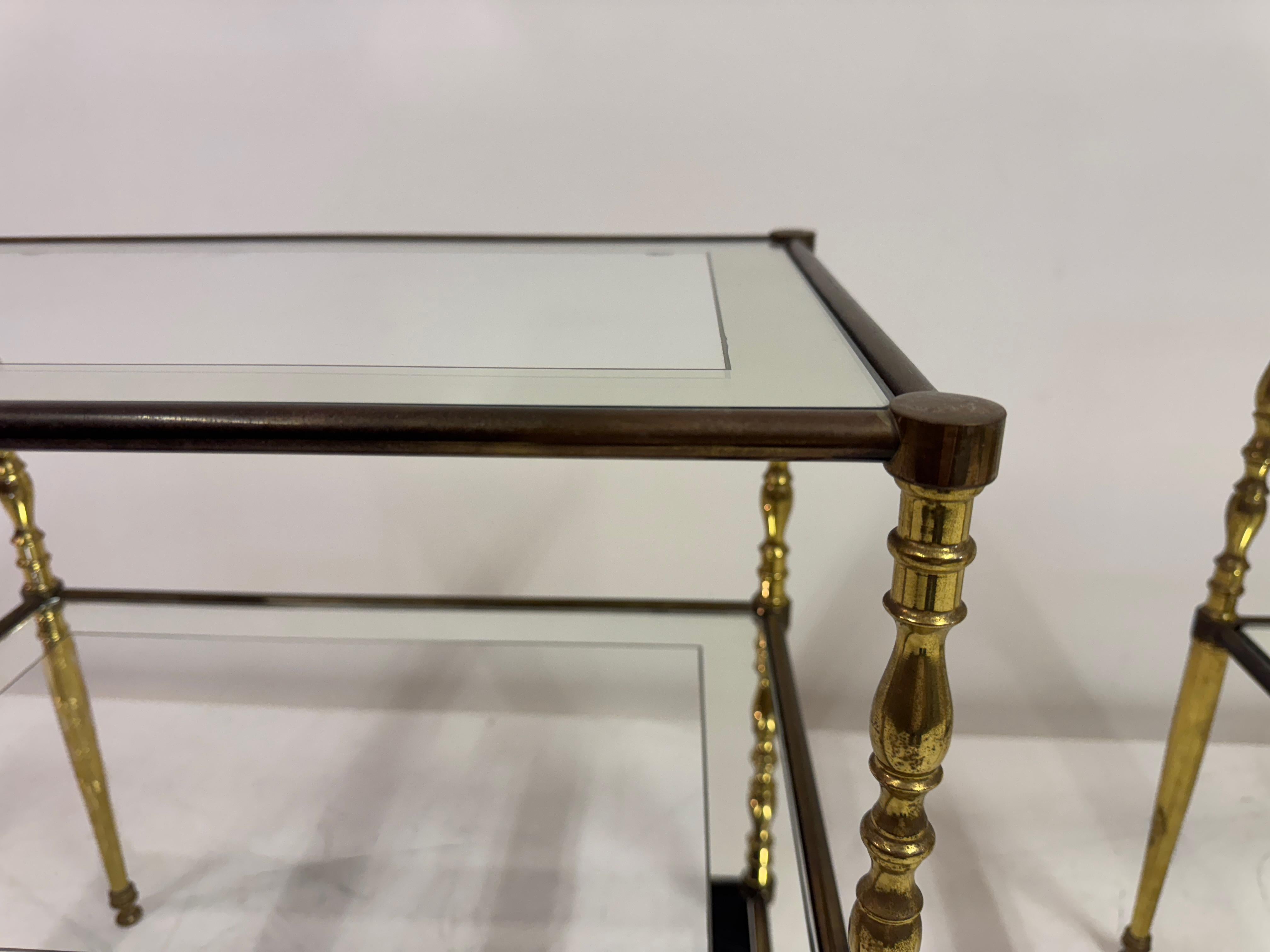 Français Paire de tables d'appoint françaises en laiton et verre, années 1960 en vente