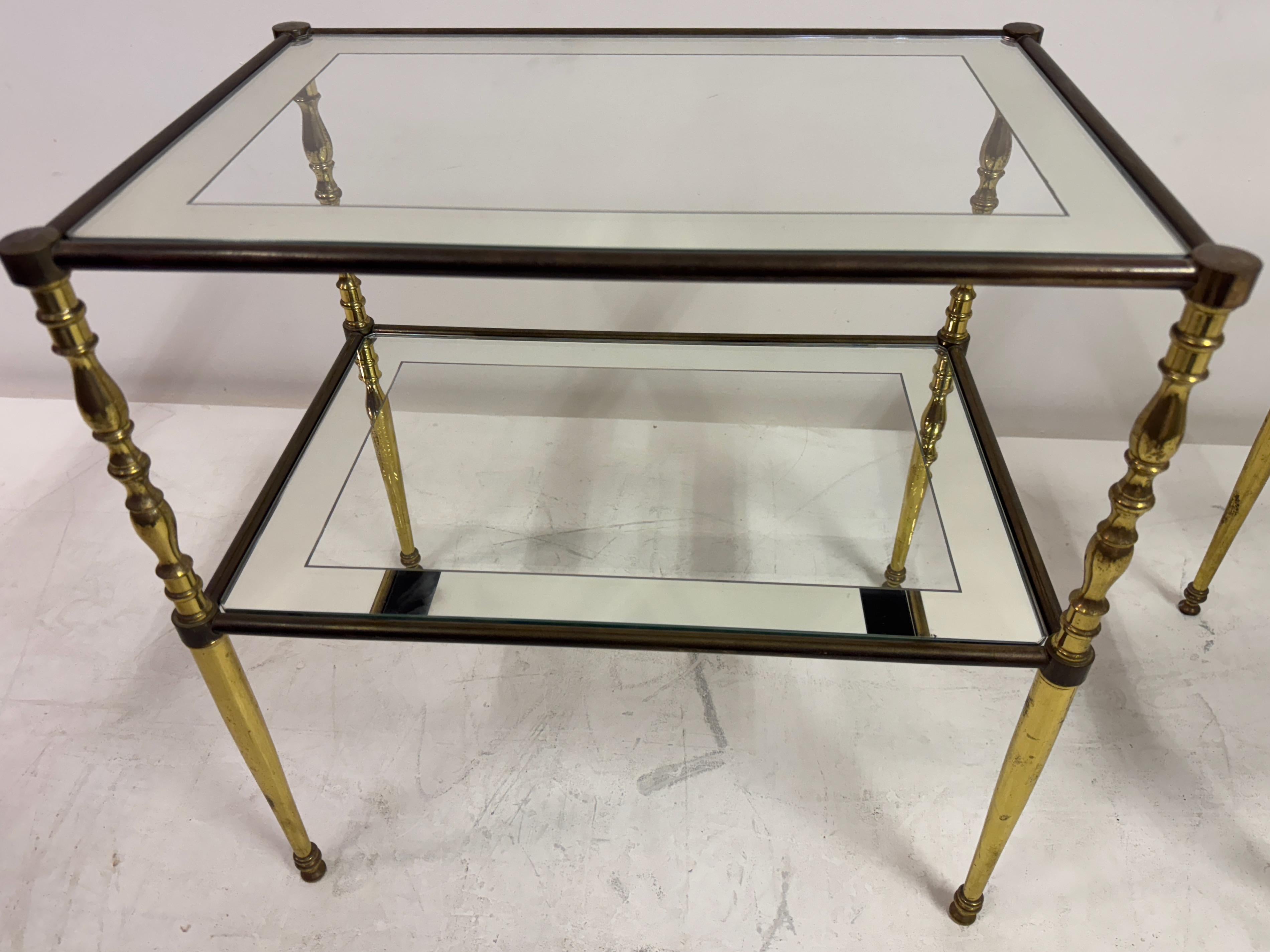 Paire de tables d'appoint françaises en laiton et verre, années 1960 Bon état - En vente à London, London