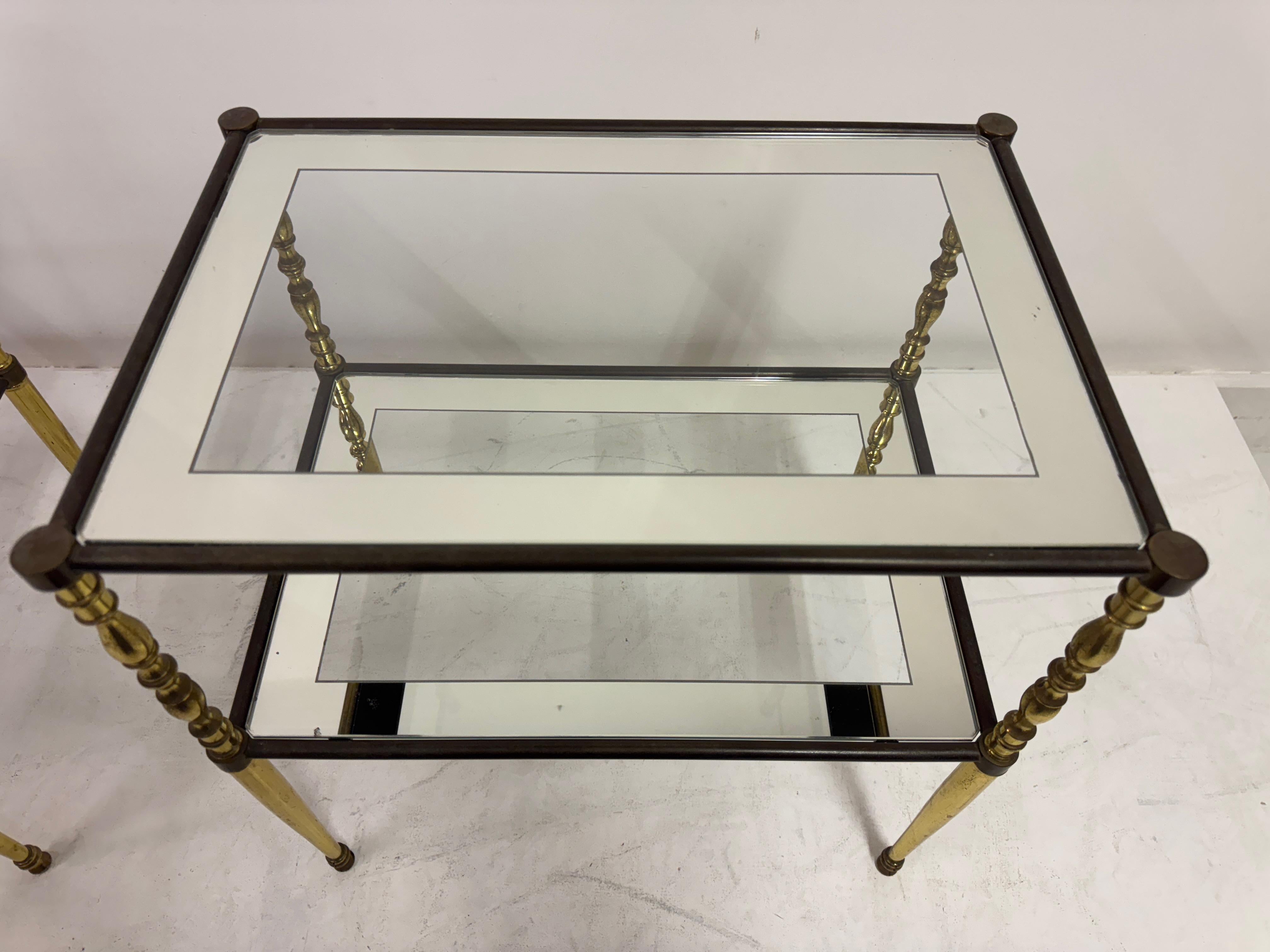 20ième siècle Paire de tables d'appoint françaises en laiton et verre, années 1960 en vente