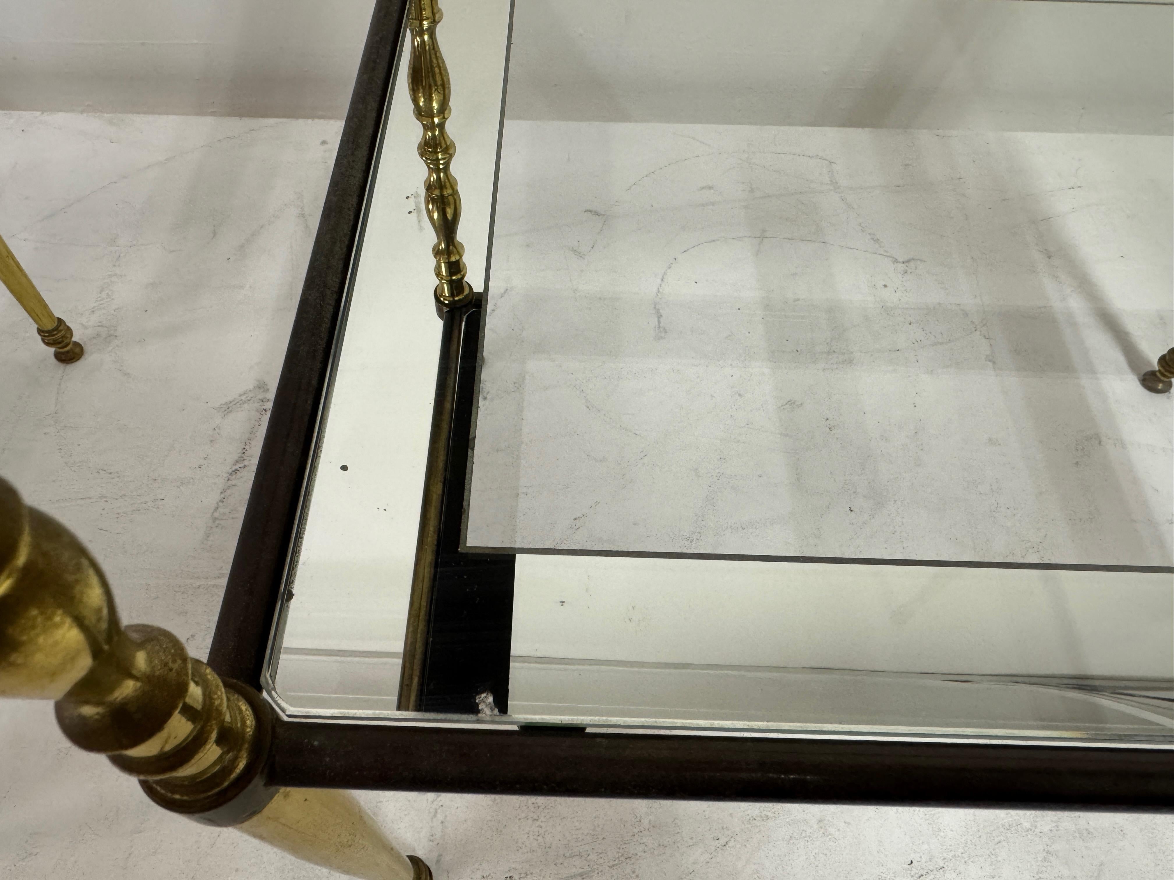 Laiton Paire de tables d'appoint françaises en laiton et verre, années 1960 en vente
