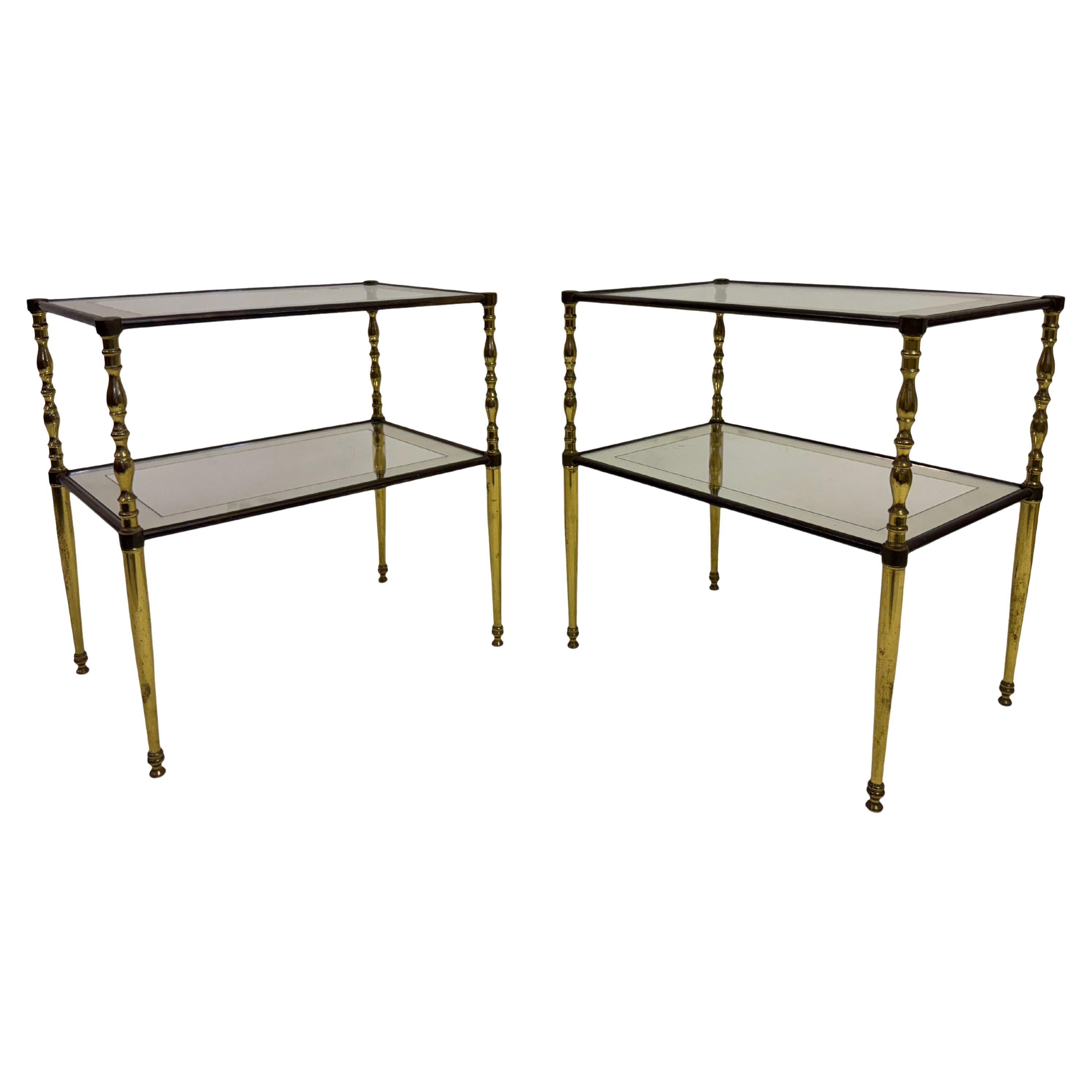 Paire de tables d'appoint françaises en laiton et verre, années 1960 en vente