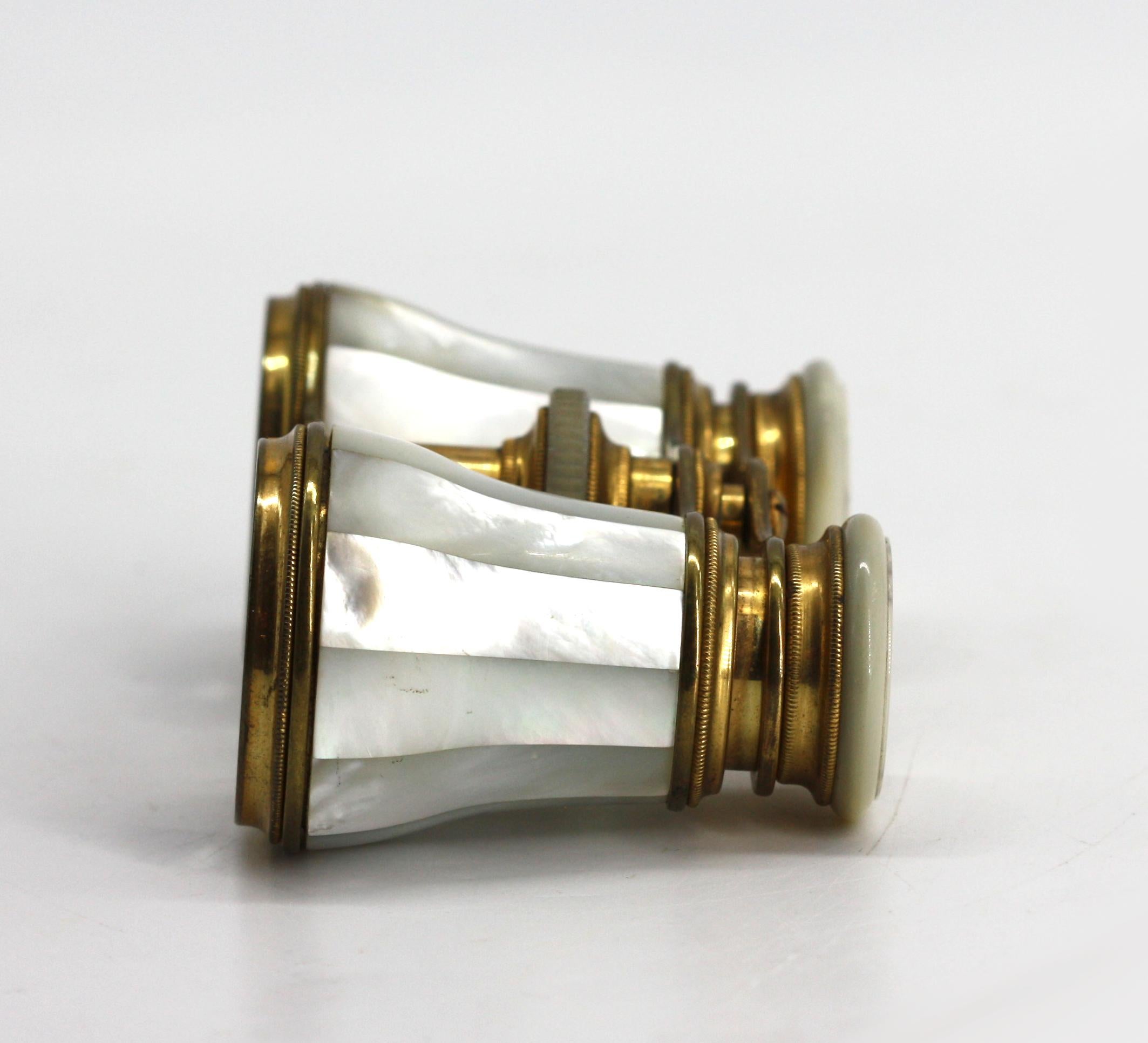 Pair of French Brass and Mother-of-Pearl Opera Glasses Circa 1900 In Good Condition For Sale In West Palm Beach, FL