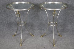 Paire de Gueridon en laiton et acier de style Jansen avec dessus en verre  Tables d'appoint