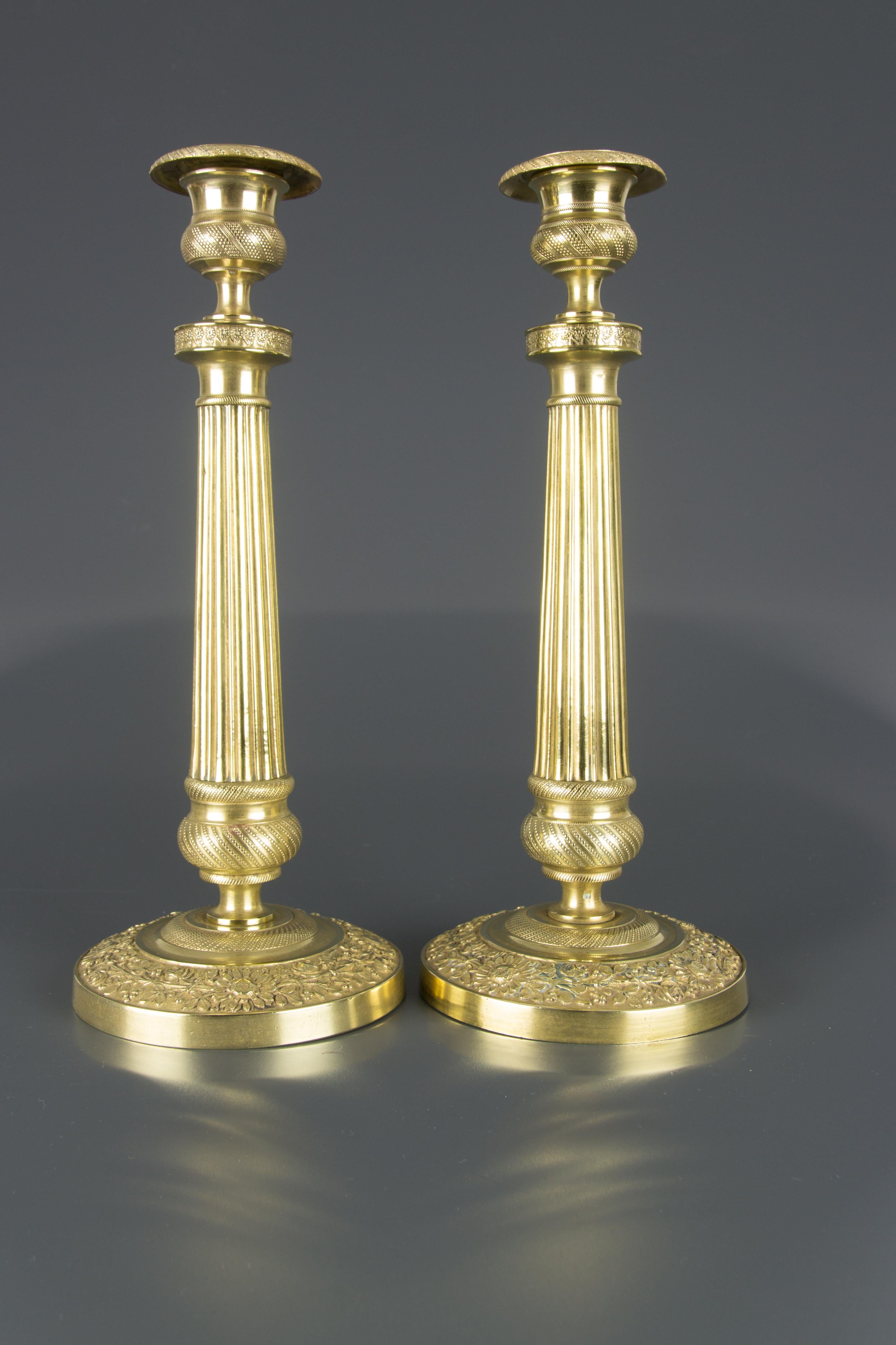 Pair of French Brass Candlesticks with Floral Motifs, 1920s In Good Condition In Barntrup, DE