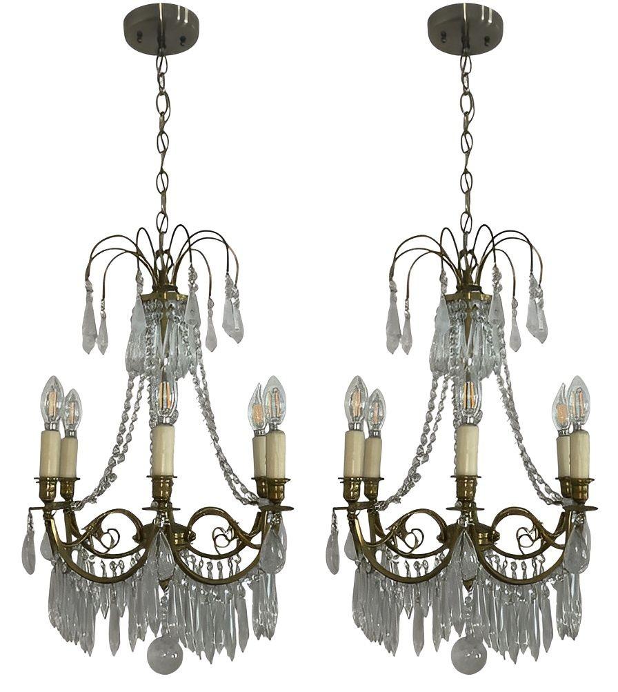 Paar französische Messing-Kronleuchter mit Bergkristall und Glas. Anfang des 20. Jahrhunderts. (Französisch) im Angebot