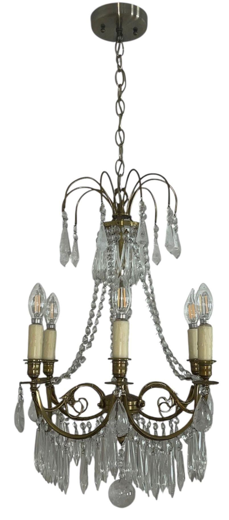 Paar französische Messing-Kronleuchter mit Bergkristall und Glas. Anfang des 20. Jahrhunderts. im Zustand „Gut“ im Angebot in Los Angeles, CA