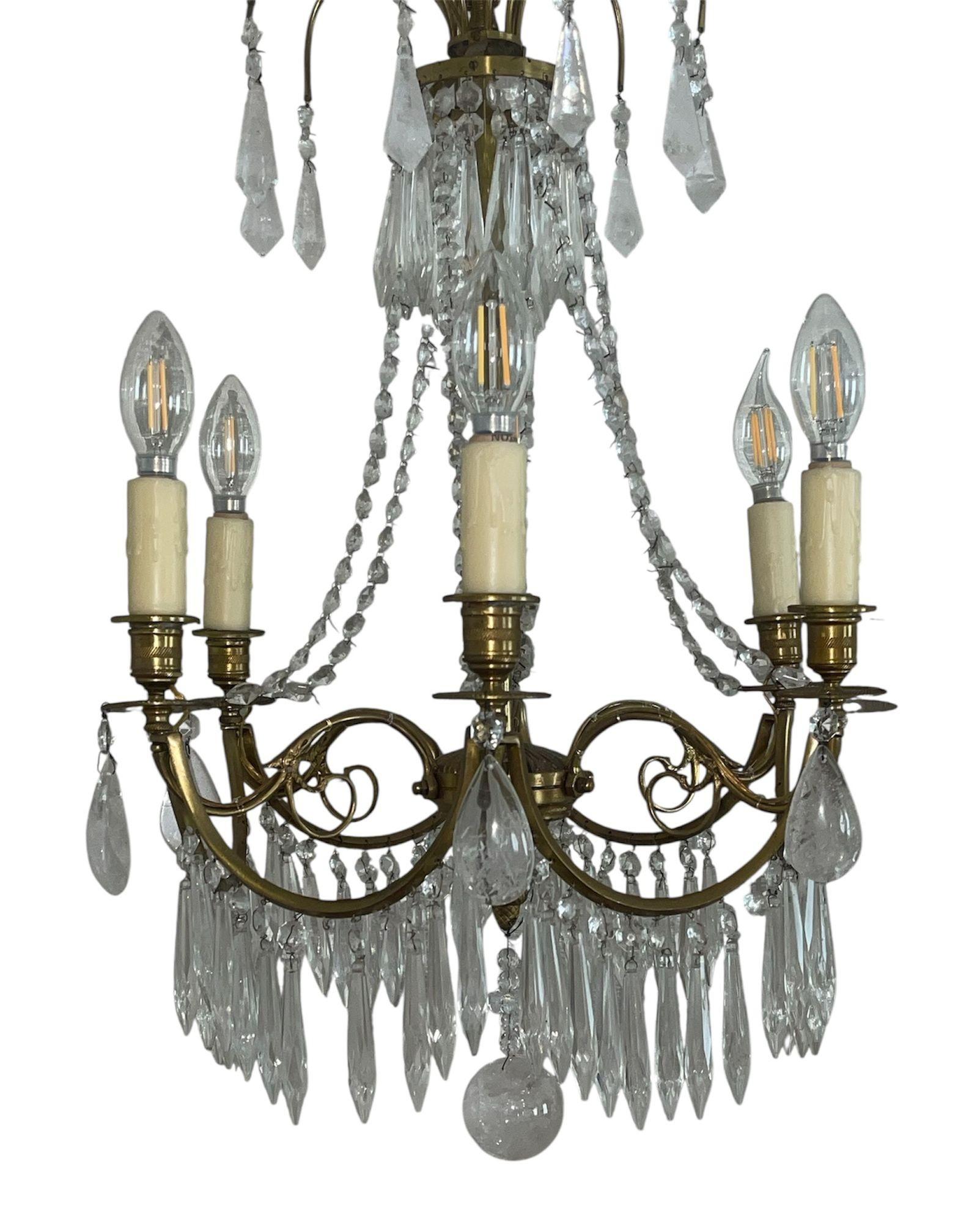 Paar französische Messing-Kronleuchter mit Bergkristall und Glas. Anfang des 20. Jahrhunderts. im Angebot 1