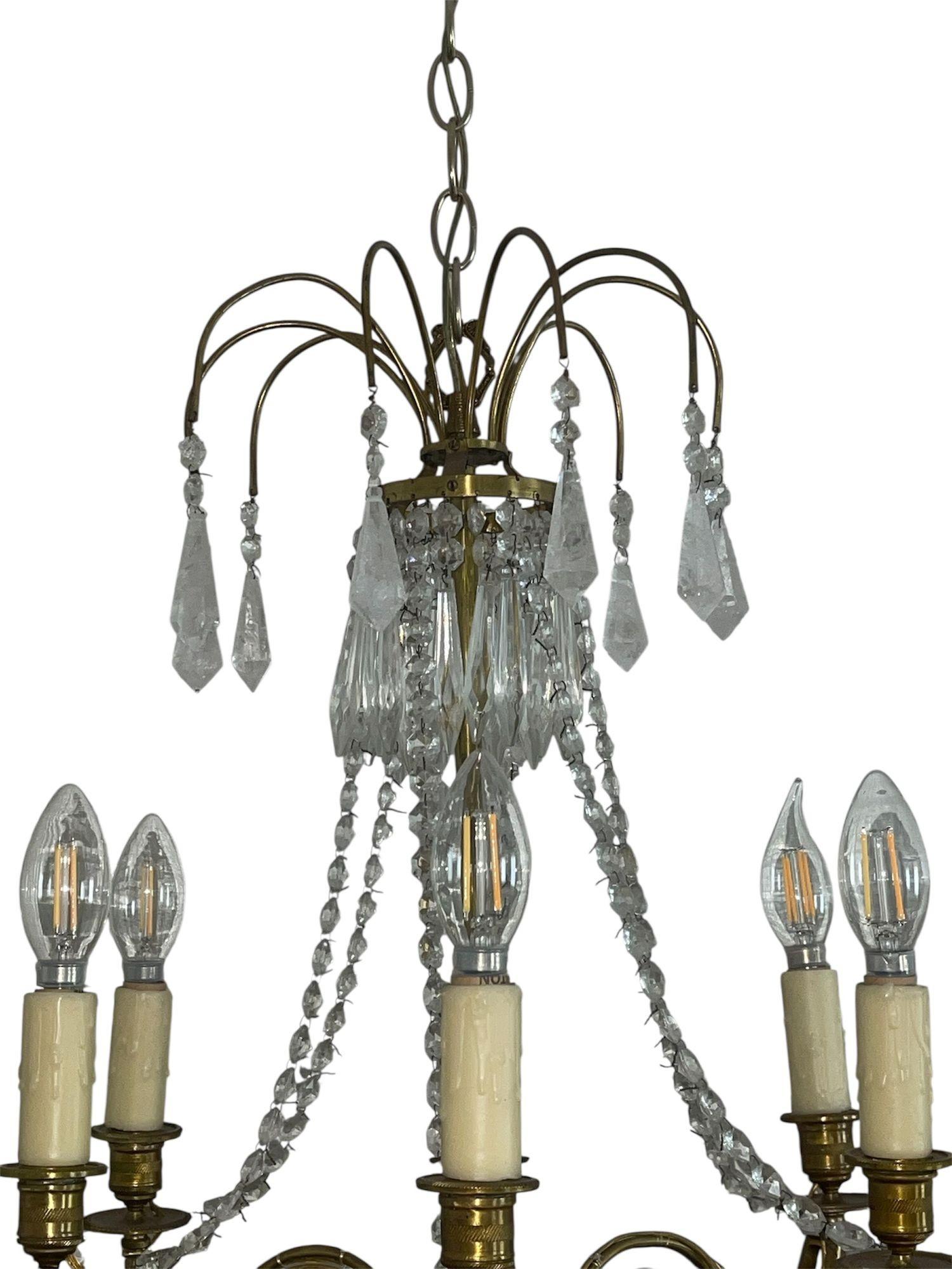 Paar französische Messing-Kronleuchter mit Bergkristall und Glas. Anfang des 20. Jahrhunderts. im Angebot 2