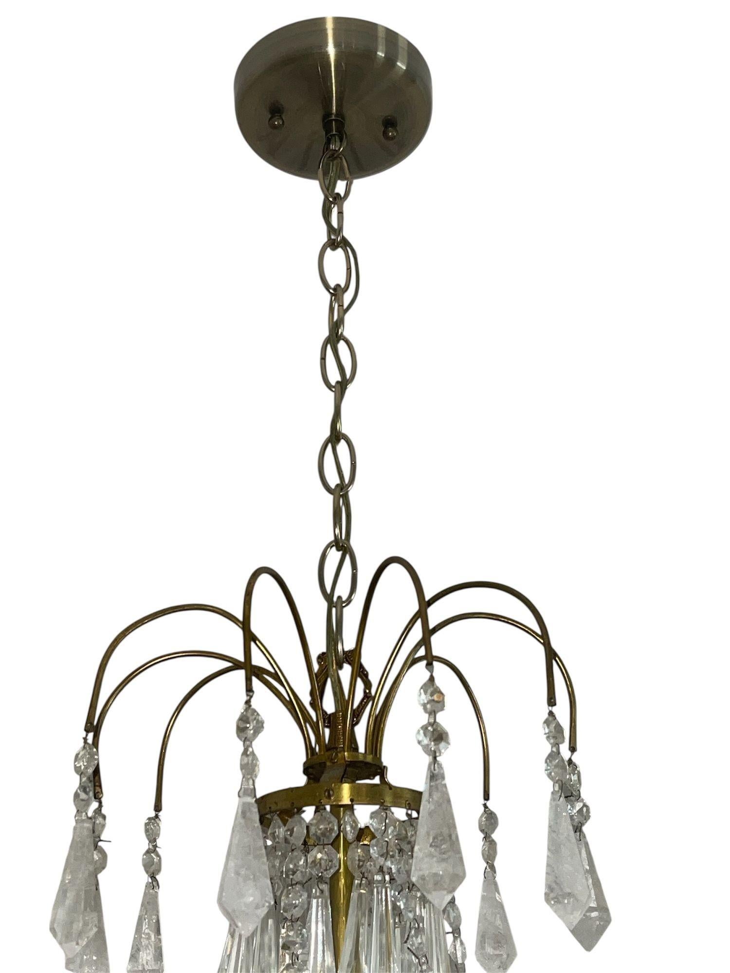 Paar französische Messing-Kronleuchter mit Bergkristall und Glas. Anfang des 20. Jahrhunderts. im Angebot 3