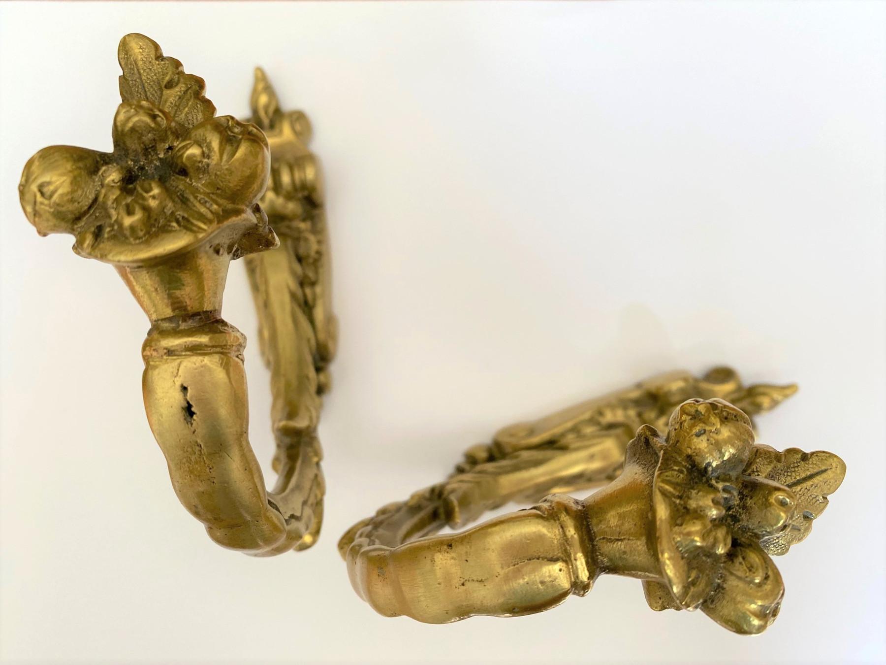 Pair of French brass curtain tie backs 

An attractive pair of French cast brass curtain tie backs in original condition with a good patina.

They are decorated with acanthus leaves and floral decoration. 

The rear hanging hook to the back is