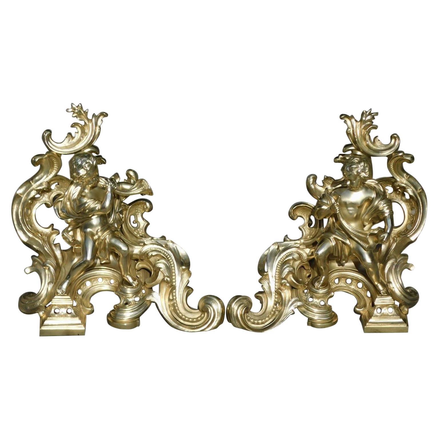 Pareja de chenets franceses de latón flanqueados por figuras musicales y follaje con volutas, c 1810 en venta
