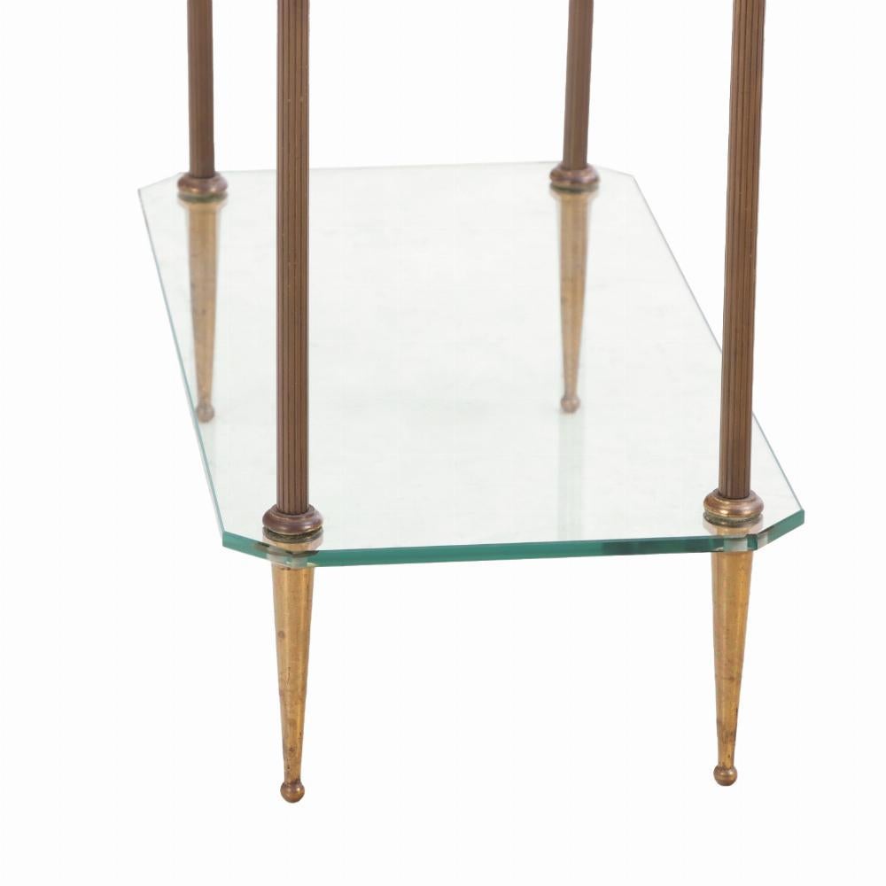 Paire de tables d'appoint en laiton et verre, à la manière de la Maison Jansen, C. 1960 Bon état - En vente à Philadelphia, PA