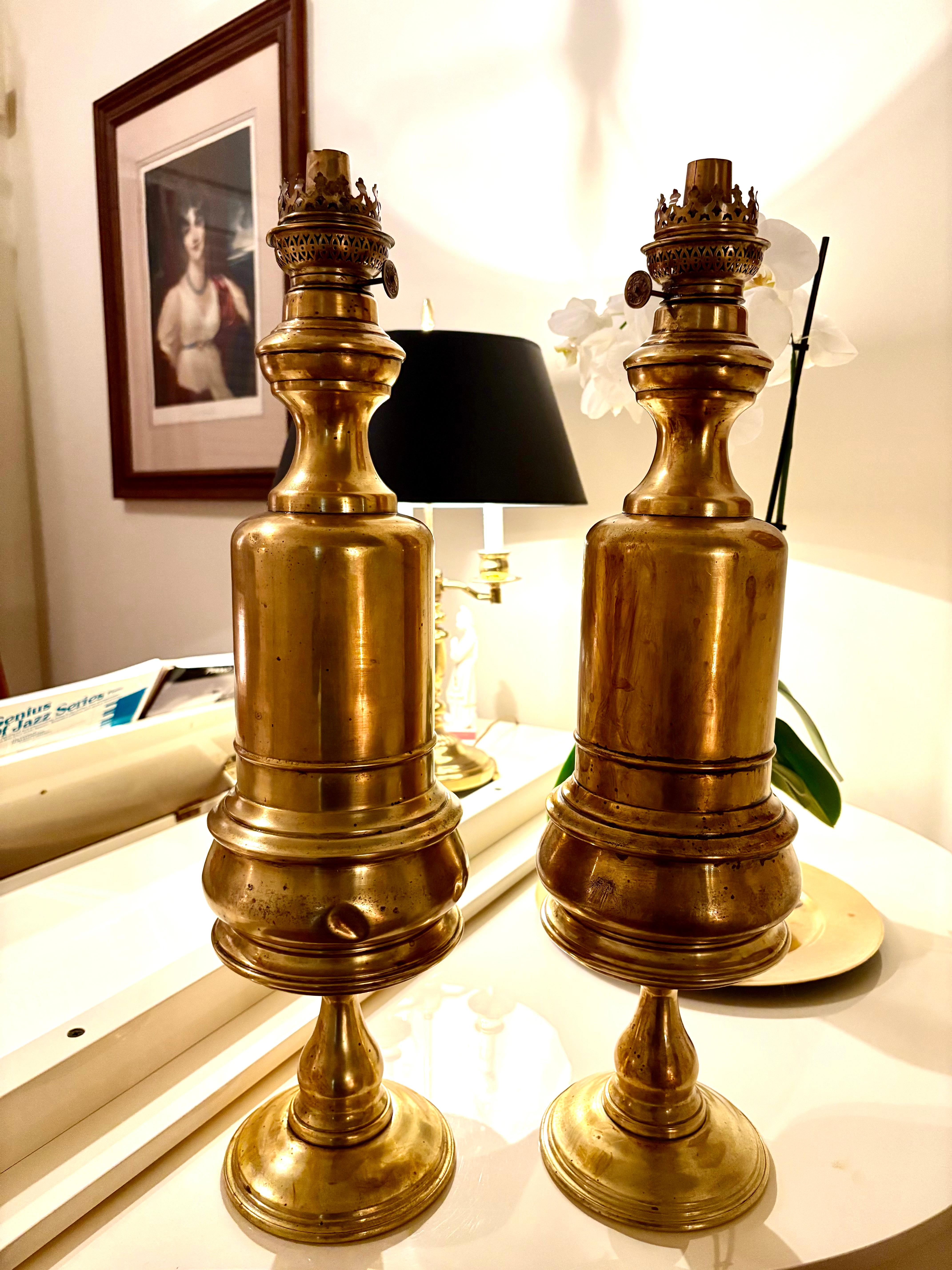 Français Paire de lampes à huile en laiton, fin du 19e siècle en vente