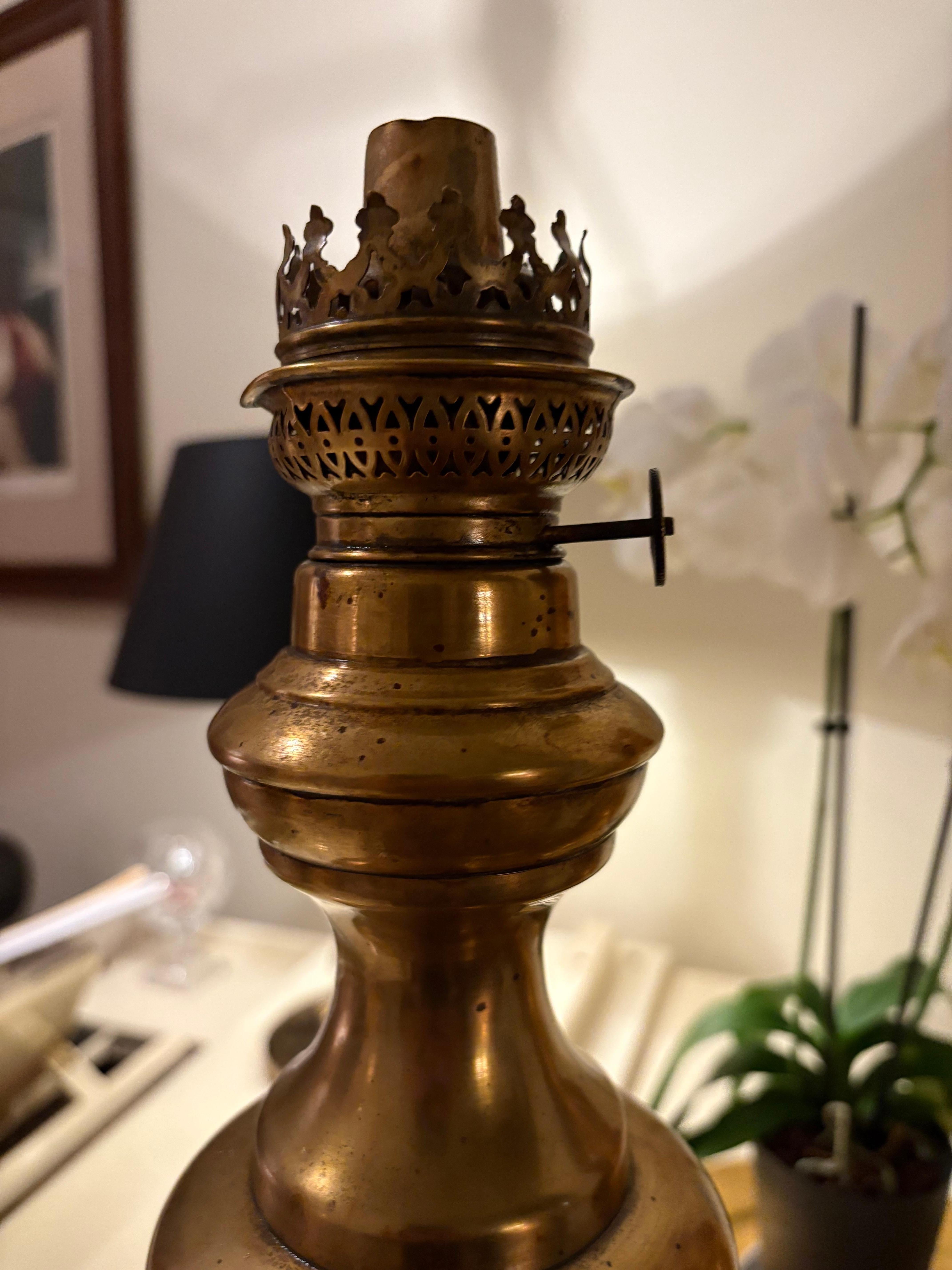 Paire de lampes à huile en laiton, fin du 19e siècle Bon état - En vente à Savannah, GA